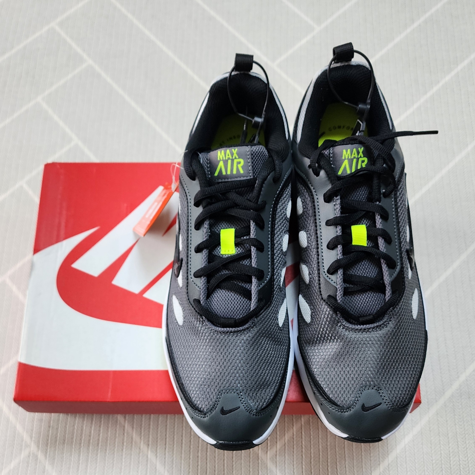 Nike Air Max AP Iron Grey 착용 스타일 - 1