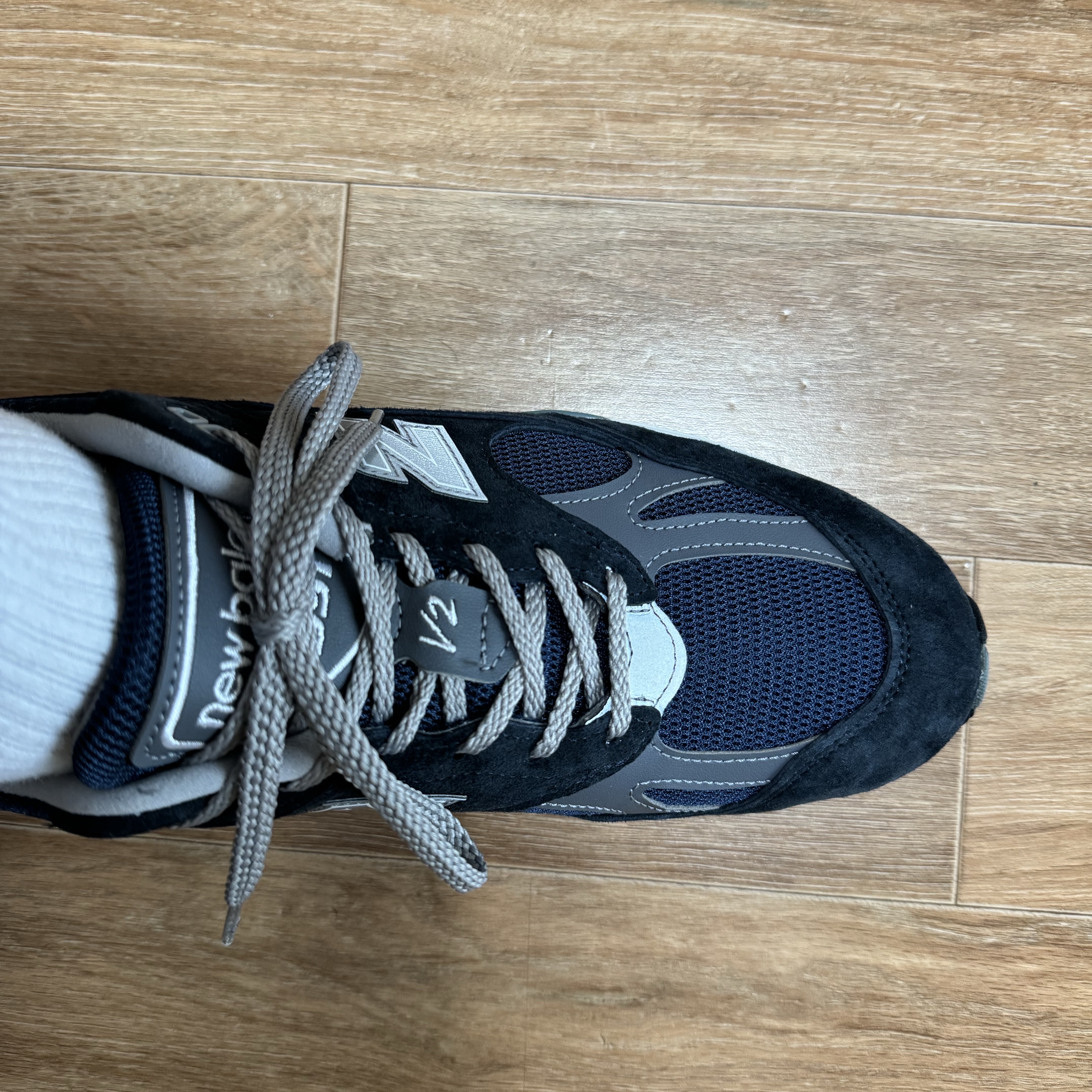New Balance 991v2 Made in UK Dark Navy Smoked Pearl 착용 스타일 - 2