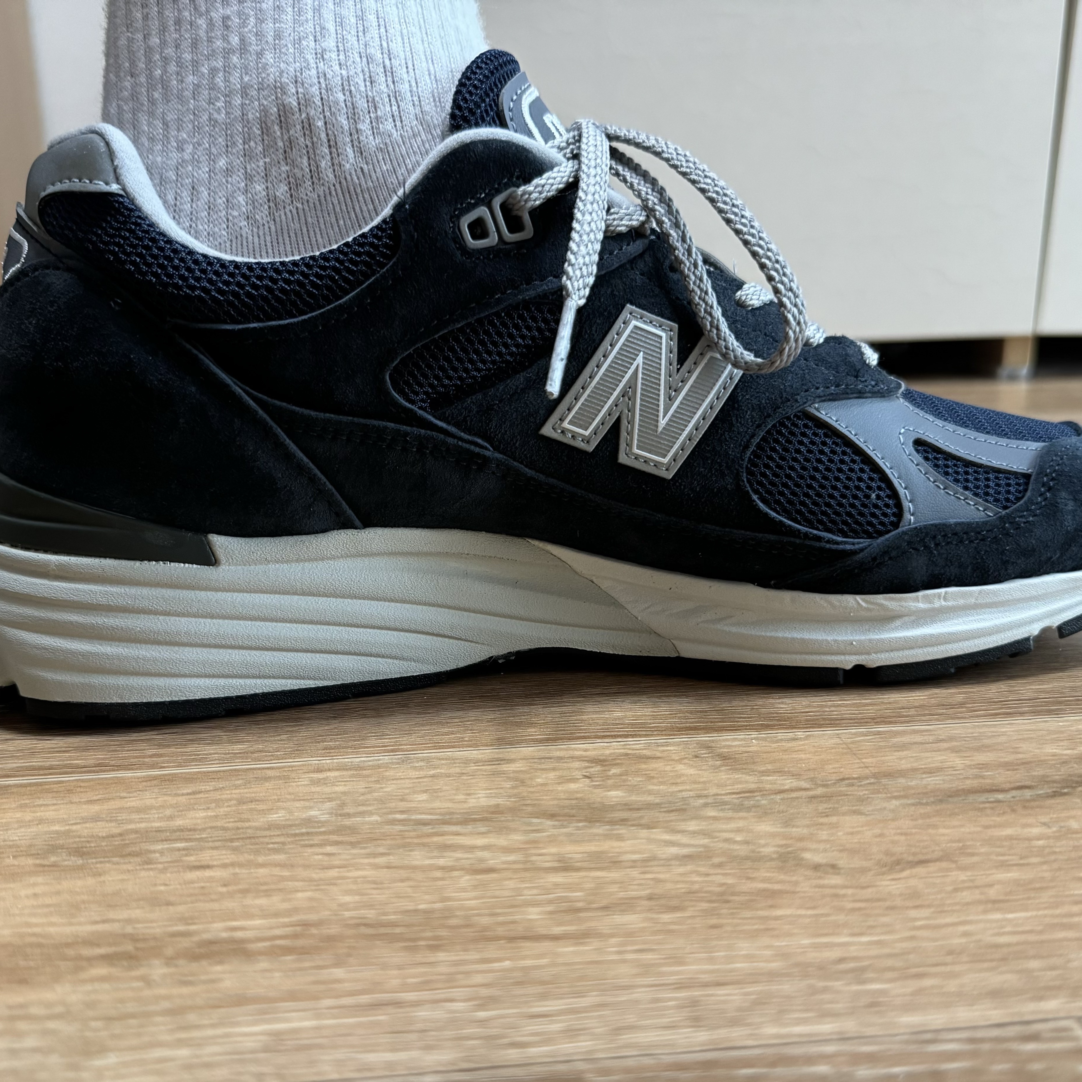 New Balance 991v2 Made in UK Dark Navy Smoked Pearl 착용 스타일 - 3