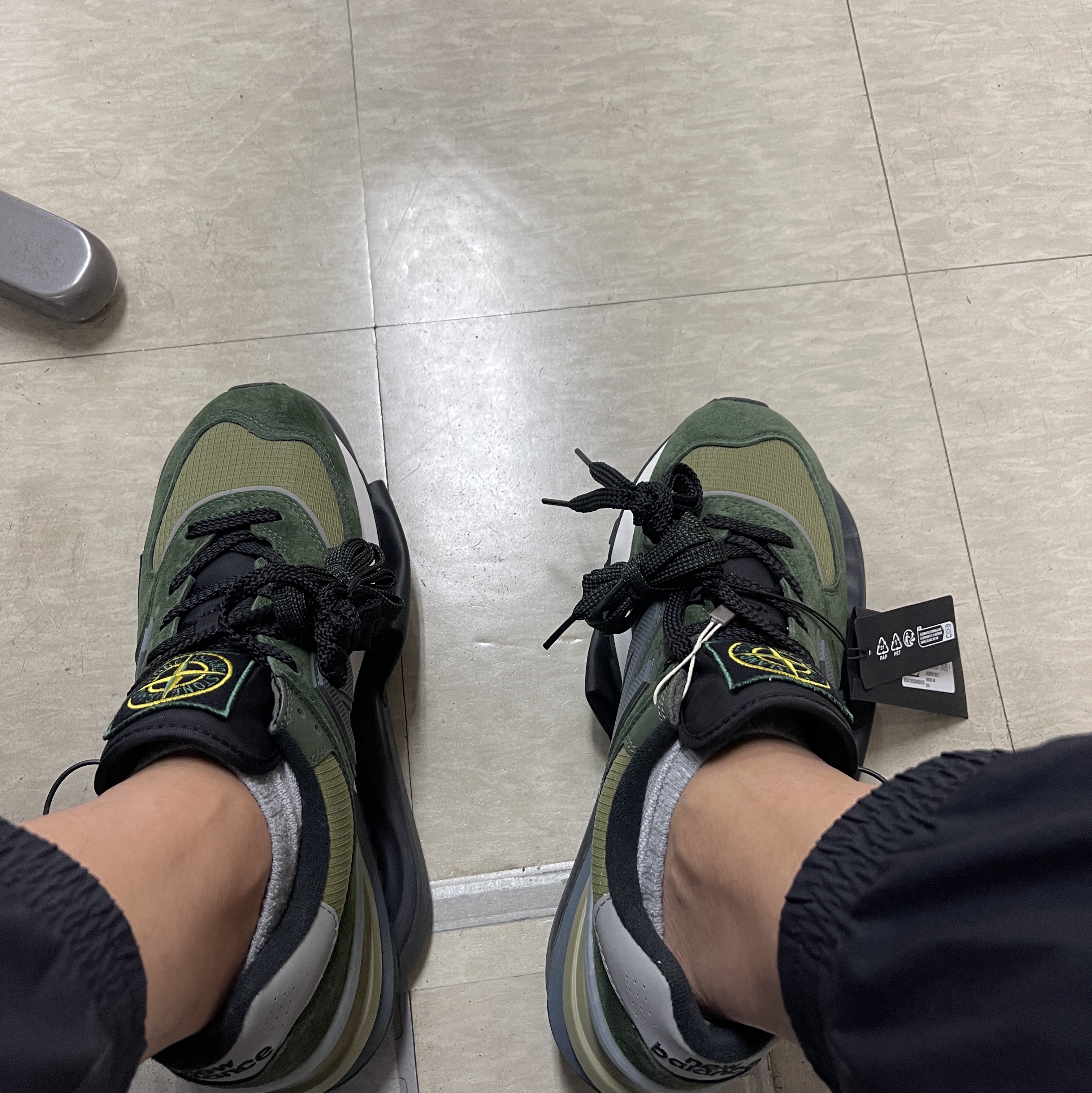 New Balance x Stone Island 574 Legacy Dark Green 착용 스타일 - 2
