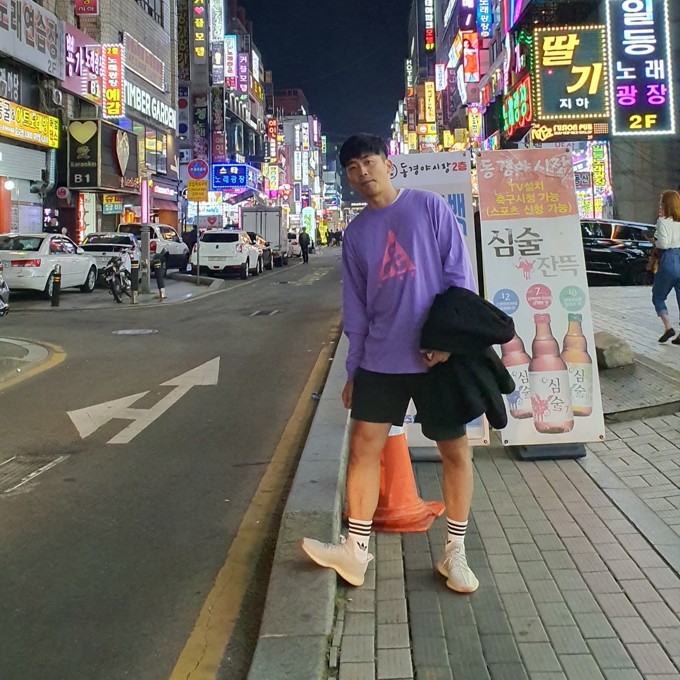 Adidas Yeezy Boost 350 V2 Citrin - Non-Reflective, Nike ACG Long Sleeve Logo T-Shirt Space Purple - US/EU 착용 스타일 - 3