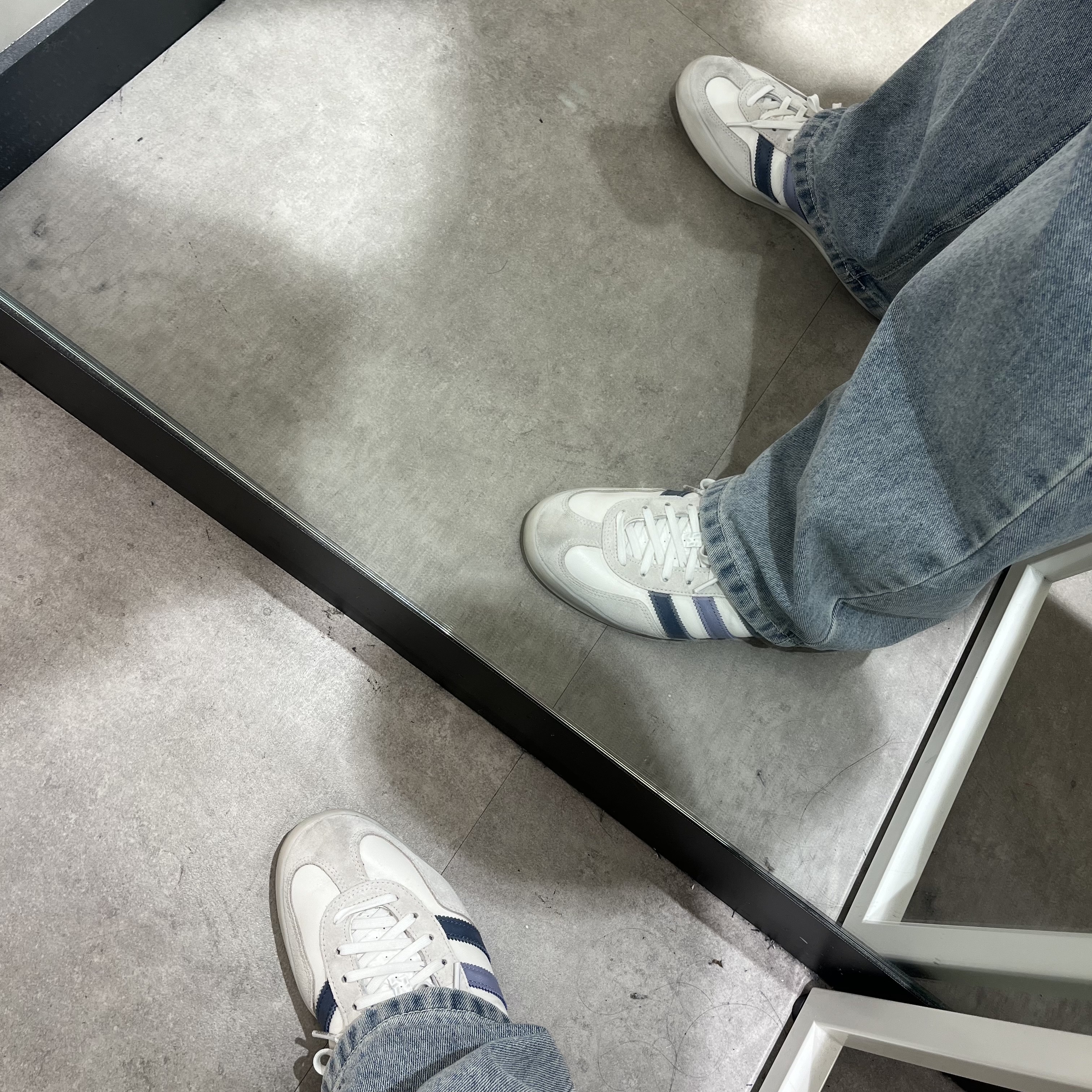 Adidas Gazelle Indoor Core White Preloved Ink 착용 스타일 - 2