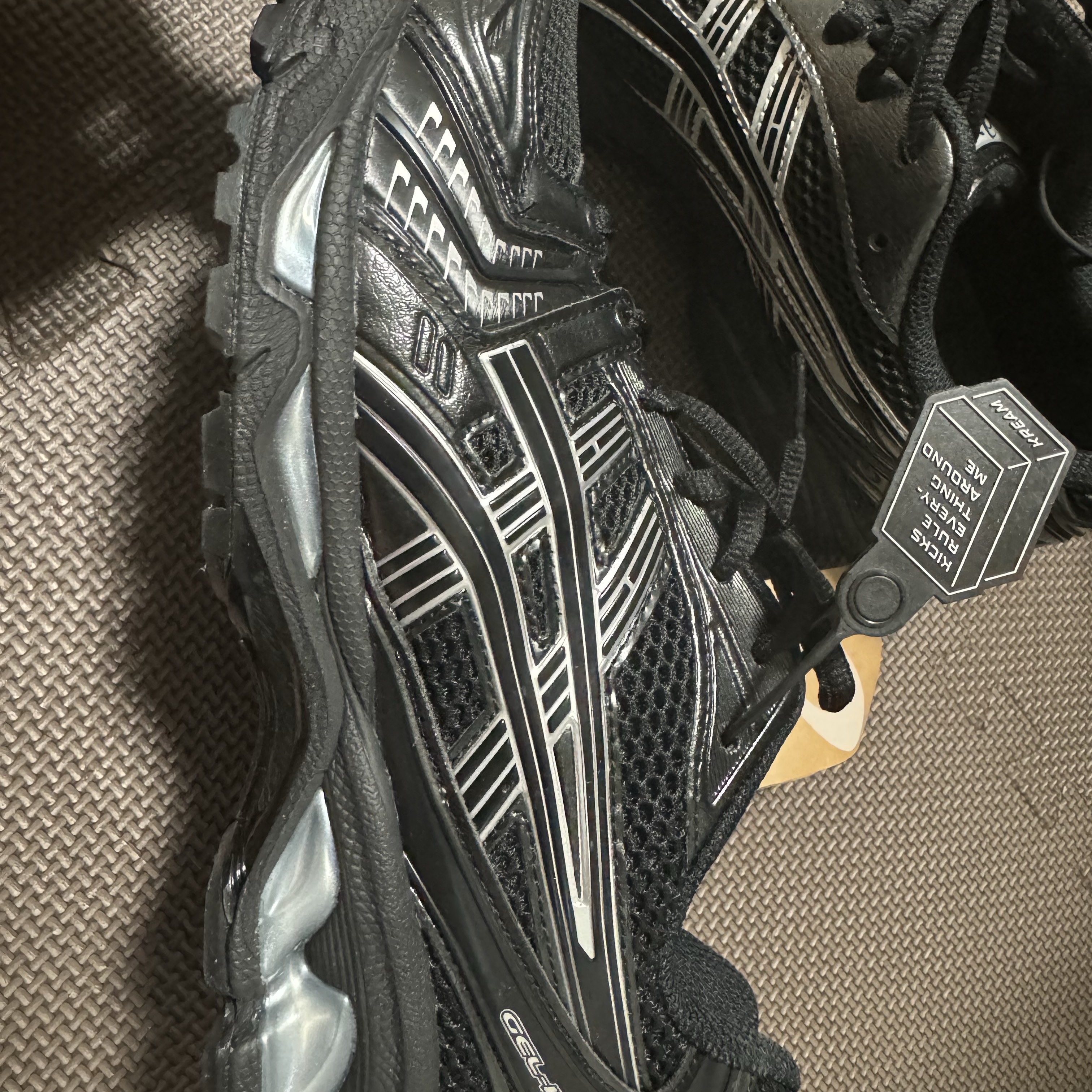 Asics Gel-Kayano 14 Black Pure Silver 착용 스타일 - 5