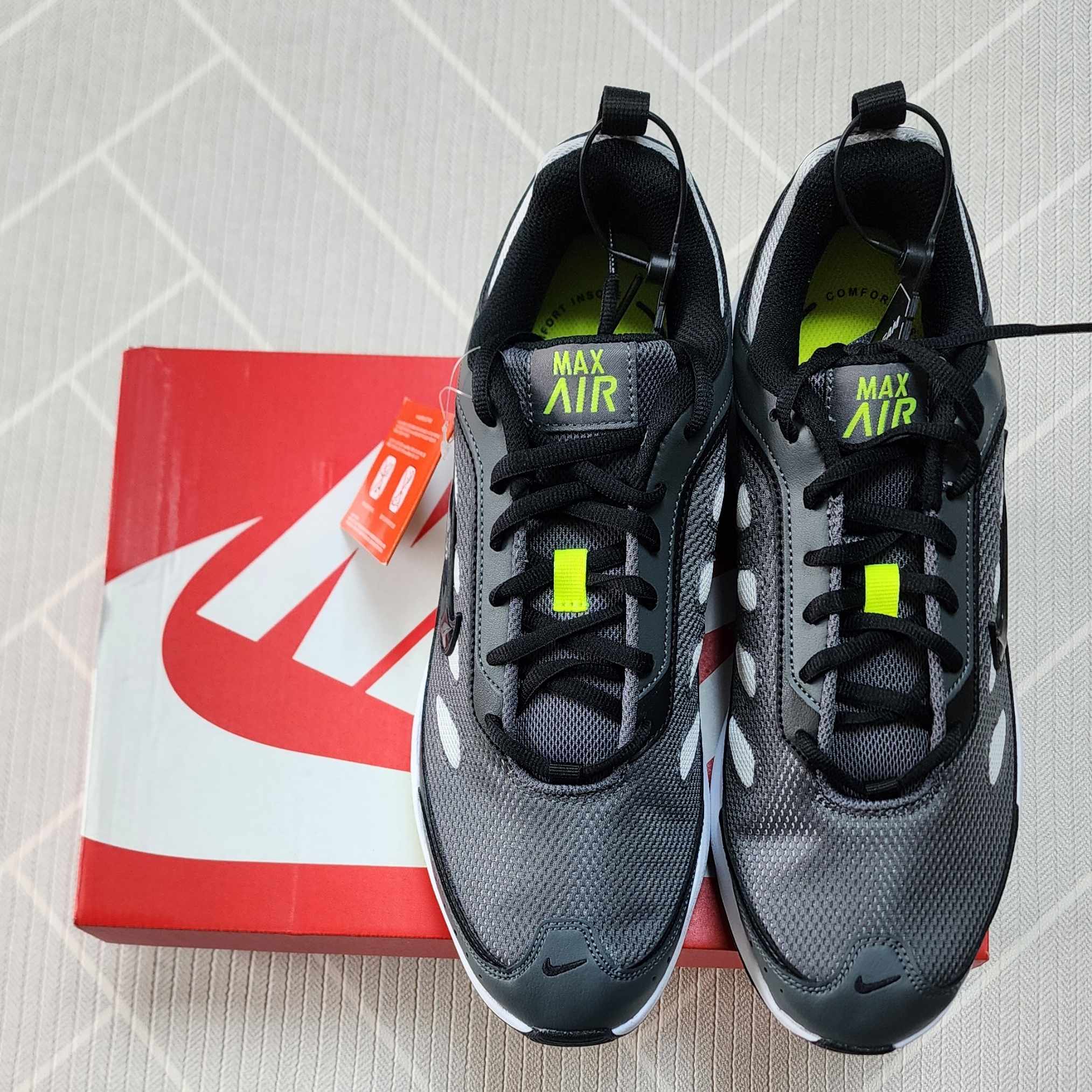 Nike Air Max AP Iron Grey 착용 스타일 - 3