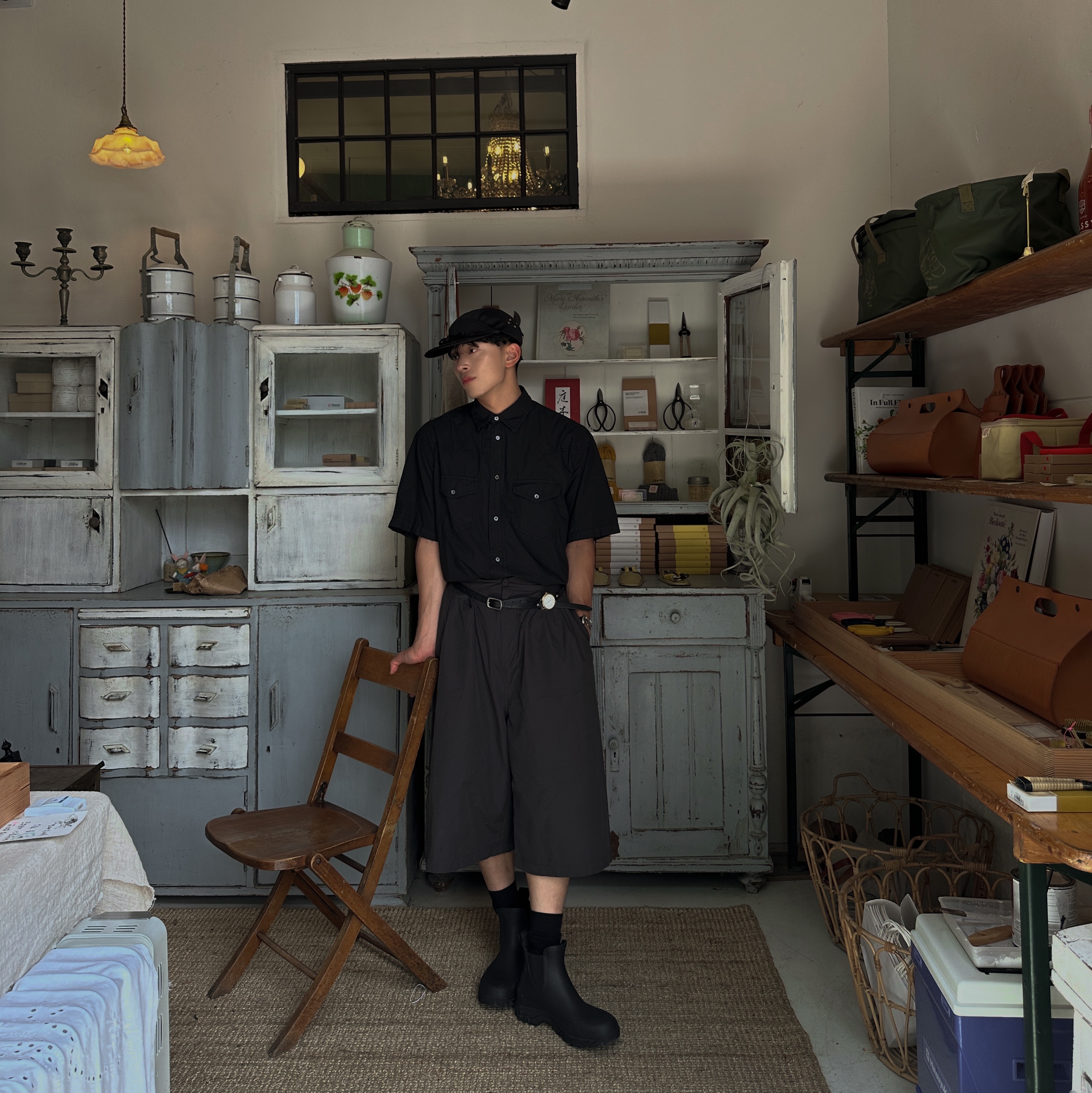 Amomento Two Tuck Wide Shorts Charcoal, TOWTOW.ARCHIVE Timeless Twist Wristlet Black 착용 스타일 - 1