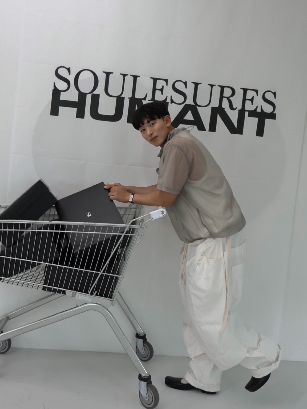 Amomento Sheer String Short Sleeve Anorak Light Grey, TOWTOW.ARCHIVE Timeless Twist Wristlet Black 착용 스타일 - 1