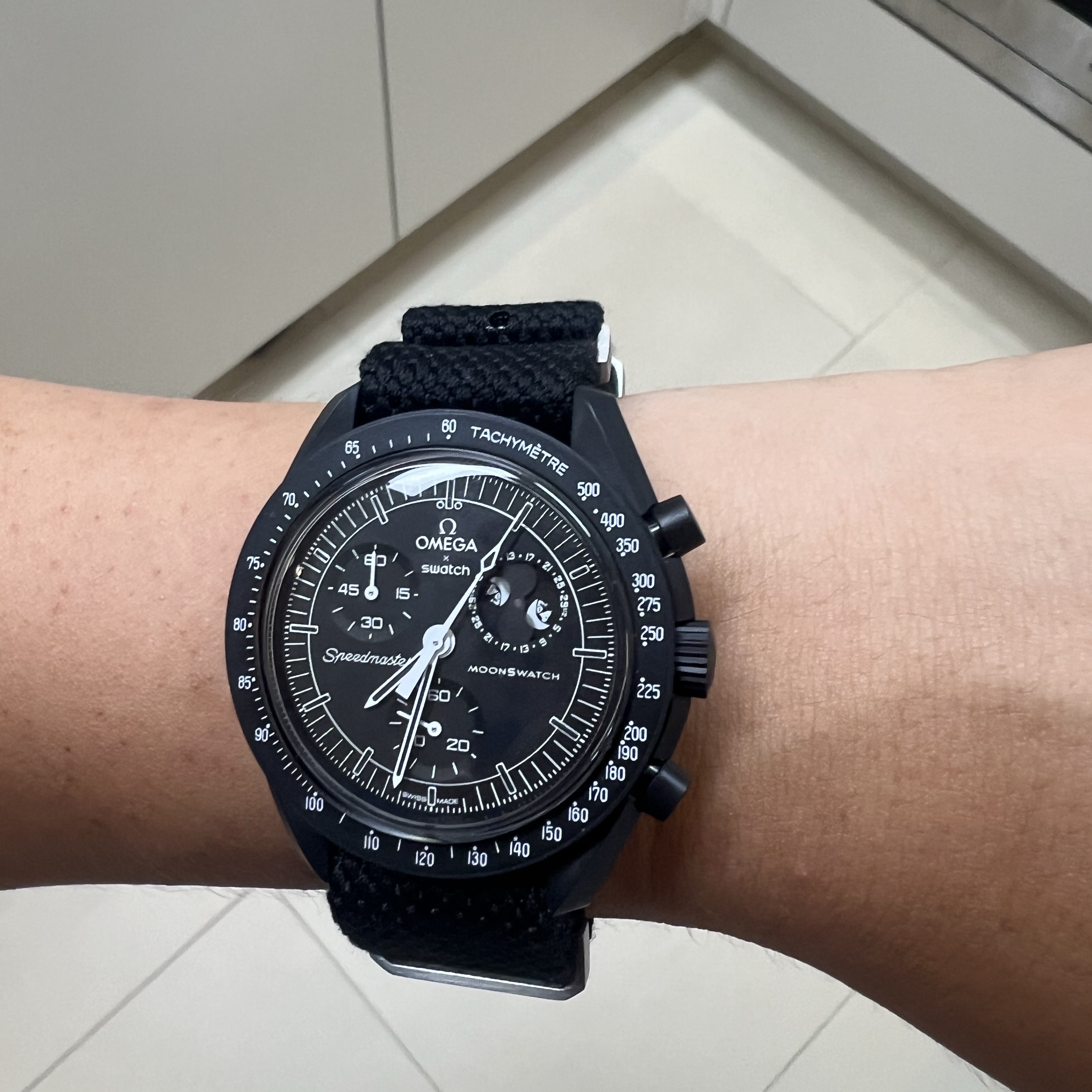 Swatch x Omega x Snoopy Bioceramic Moonswatch Mission To The Moonphase New Moon, Citizen Promaster Diver Automatic 200M 42mm Stainless Steel Black (Package Ver.) 착용 스타일 - 1