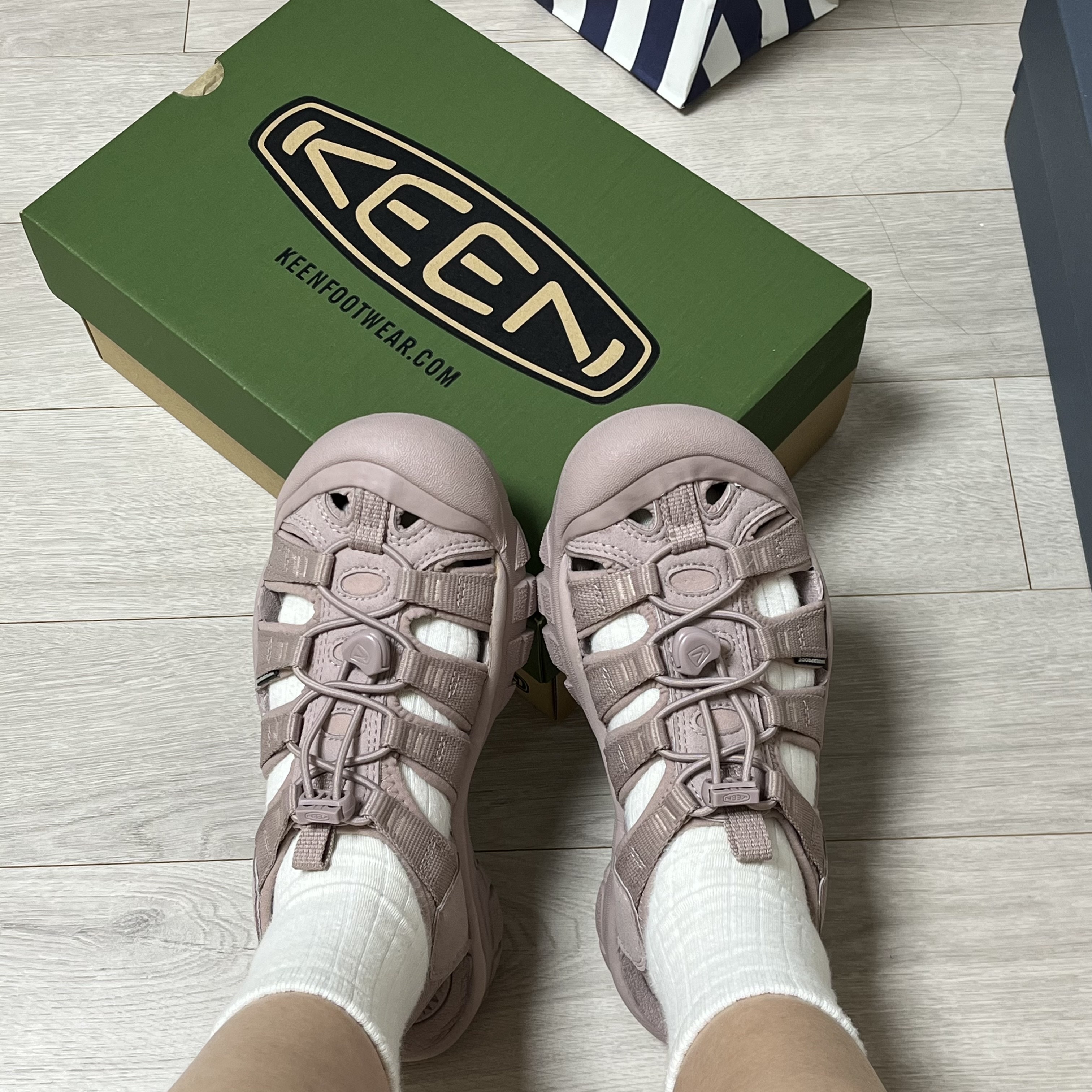 (W) Keen Newport H2 Monochrome Fawn 착용 스타일 - 1