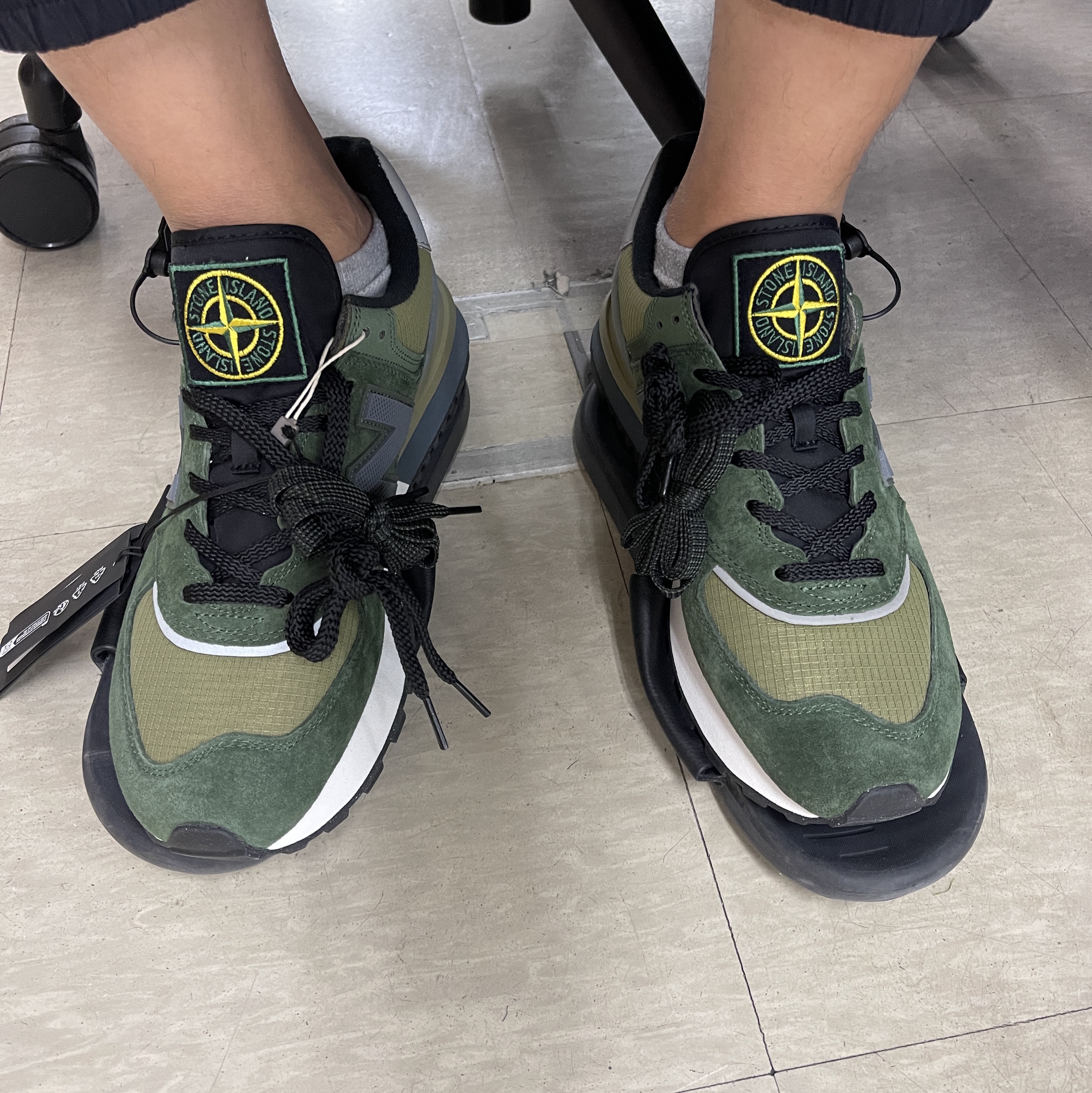New Balance x Stone Island 574 Legacy Dark Green 착용 스타일 - 1