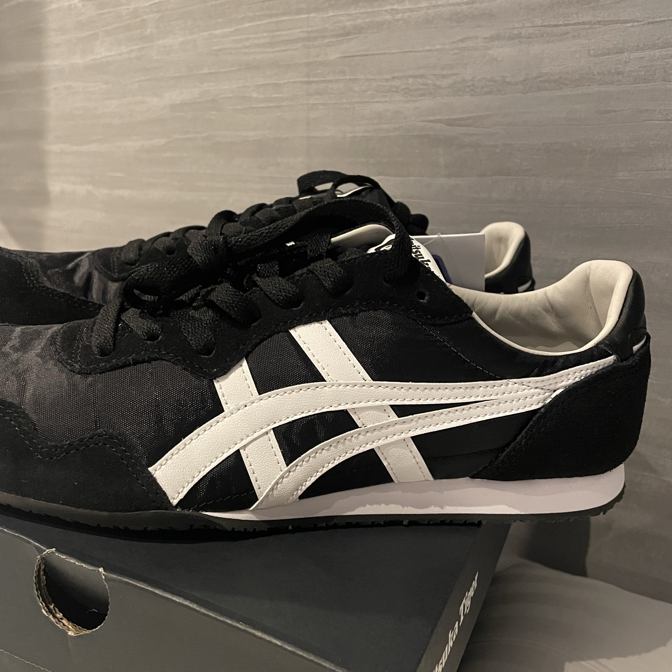 Onitsuka Tiger Serrano Black White 착용 스타일