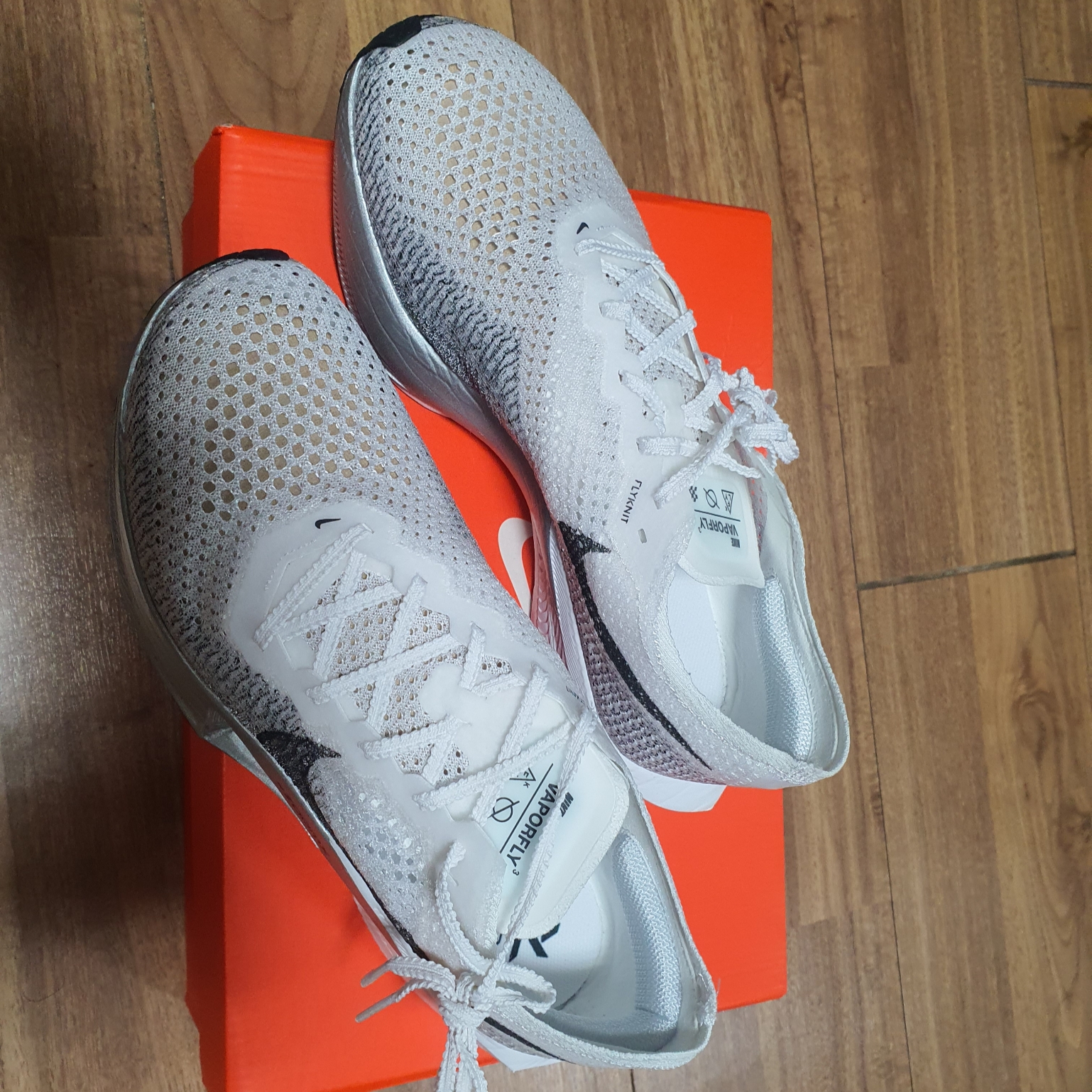 Nike ZoomX Vaporfly Next% 3 White Grey 착용 스타일 - 4