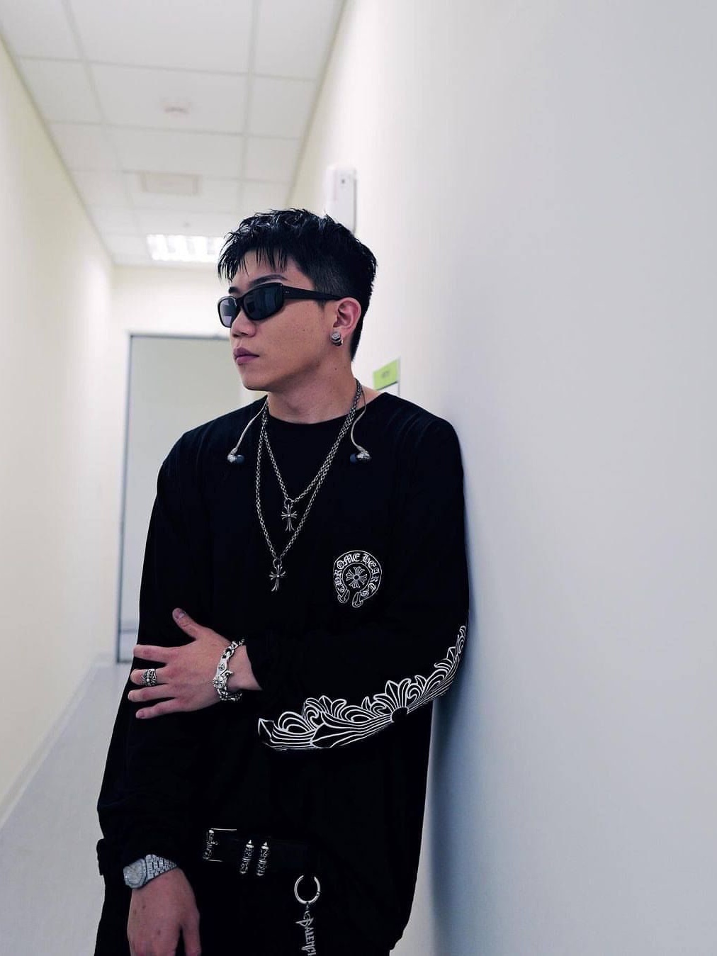 Chrome Hearts Horseshoe Logo Sweatshirt Black, Hansroom Chrome Hearts Tiny CH cross Charm 착용 스타일 - 2