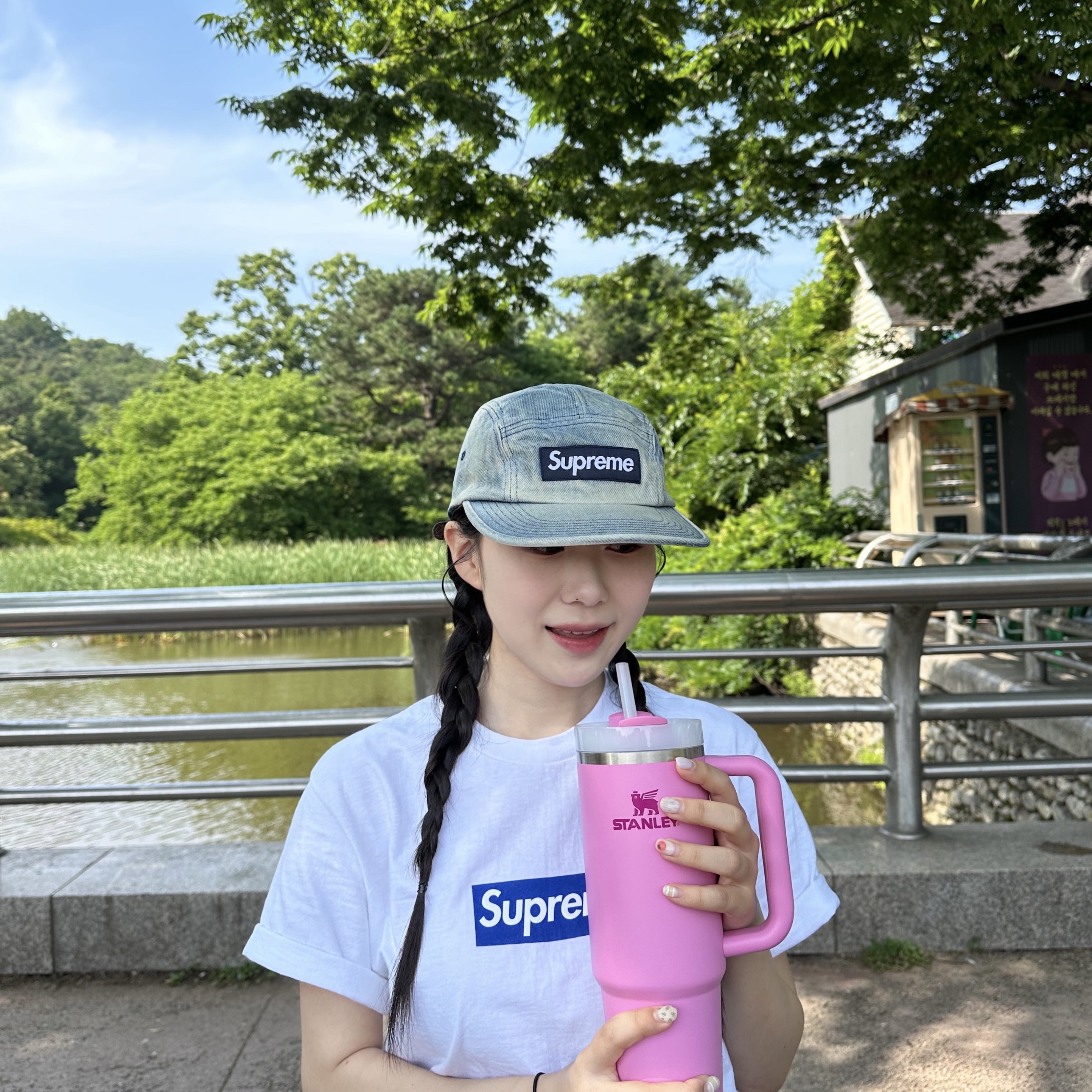 Supreme Washed Chino Twill Camp Cap Dirty Indigo - 24SS, Supreme Seoul Box Logo T-Shirt White - 23FW 착용 스타일 - 2