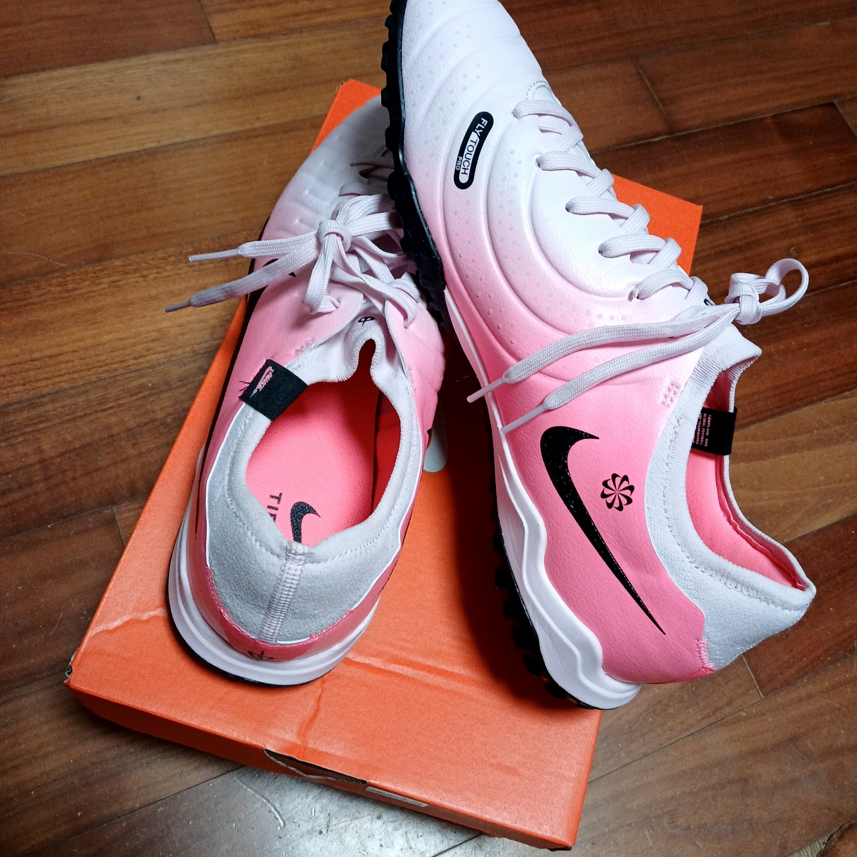 Nike Tiempo Legend 10 Pro TF Pink Foam Black 착용 스타일 - 1