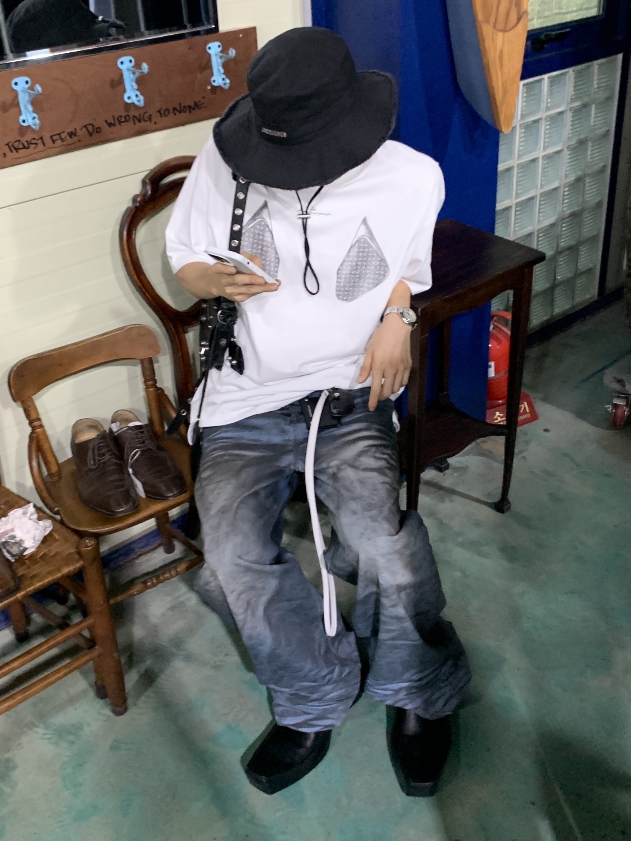 Jacquemus Le Bob Artichaut Bucket Hat Black, Balenciaga Romeo Mule Black 착용 스타일 - 1
