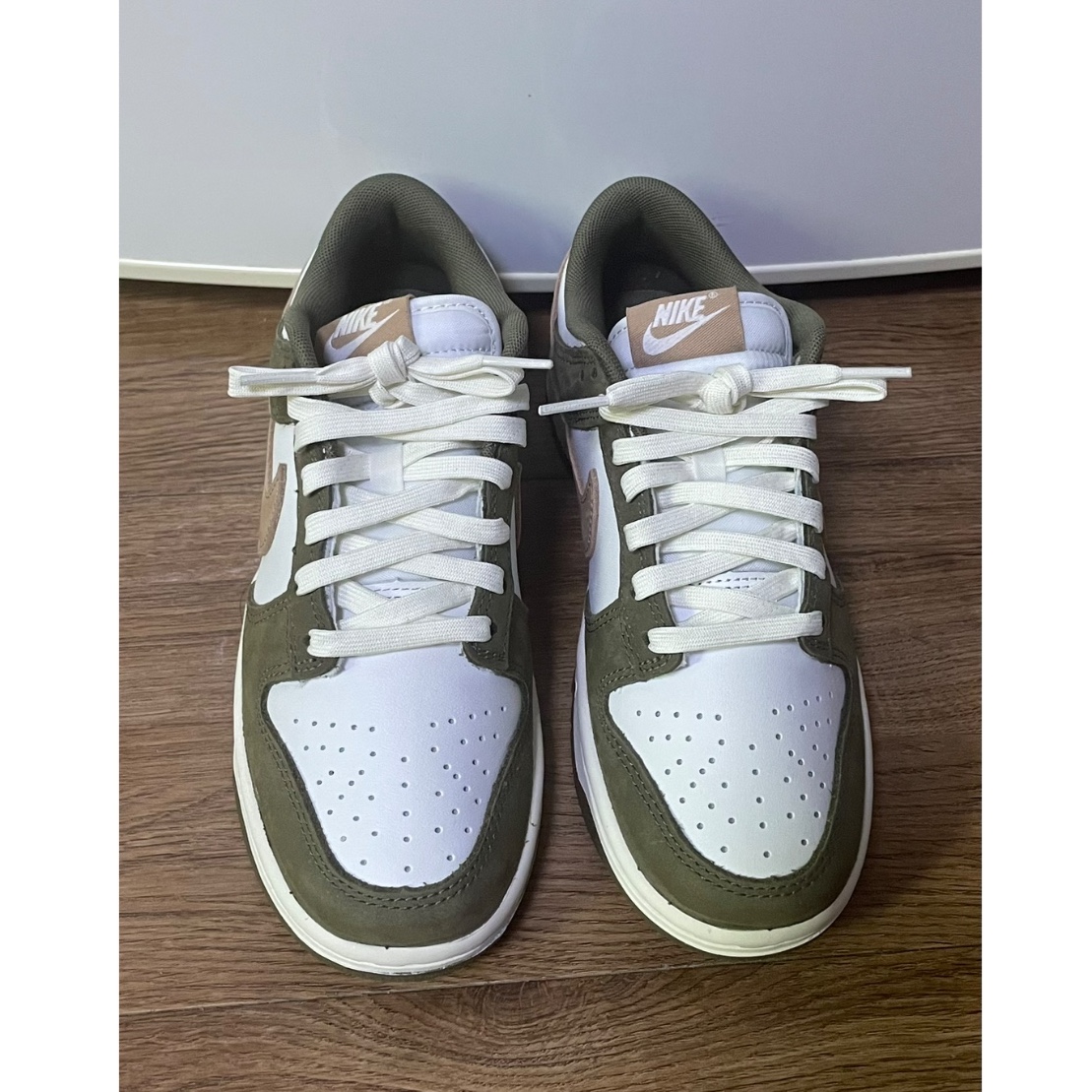 Nike Dunk Low Retro Premium Medium Olive and Summit White 착용 스타일 - 2