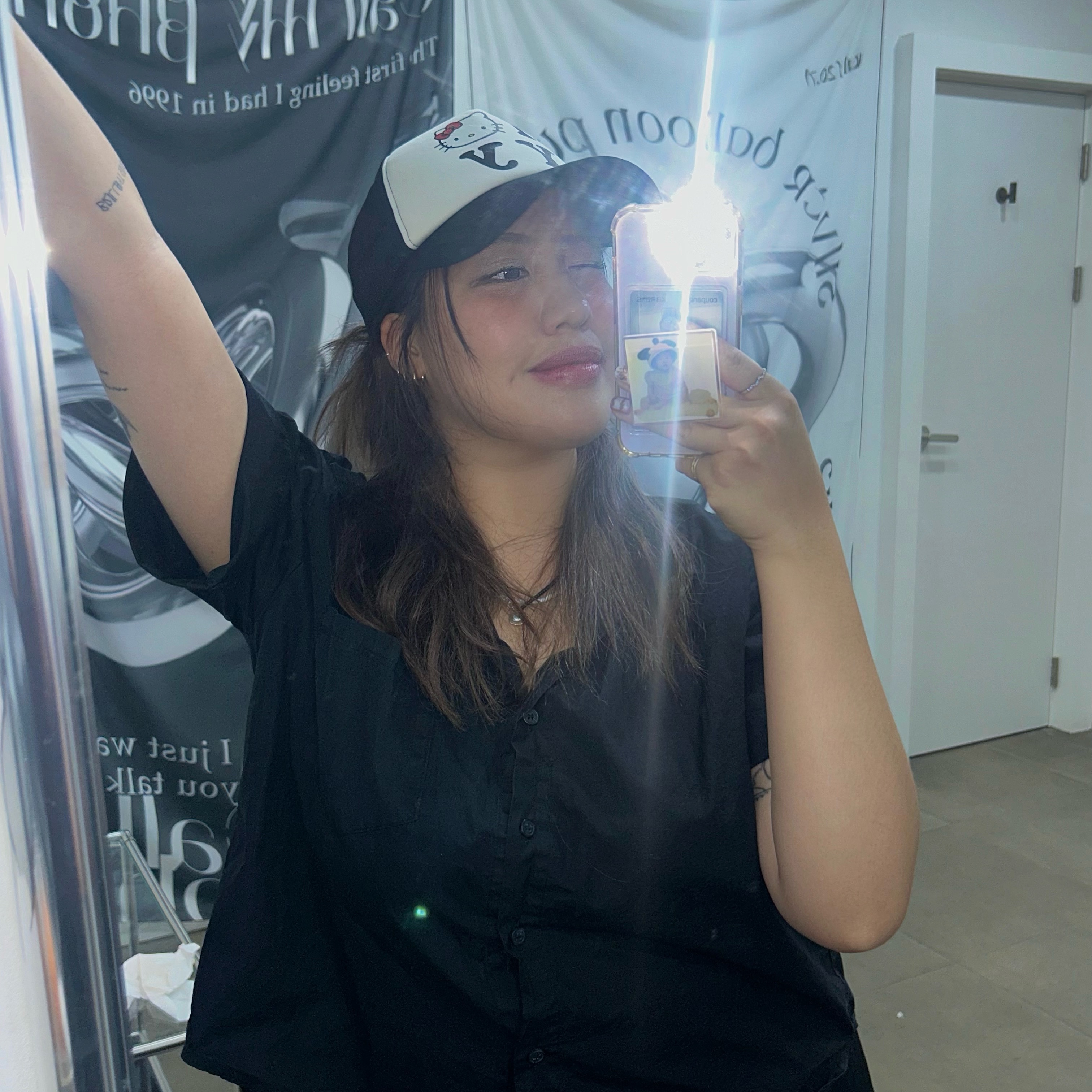 Open Yy x Hello Kitty Trucker Cap Black 착용 스타일