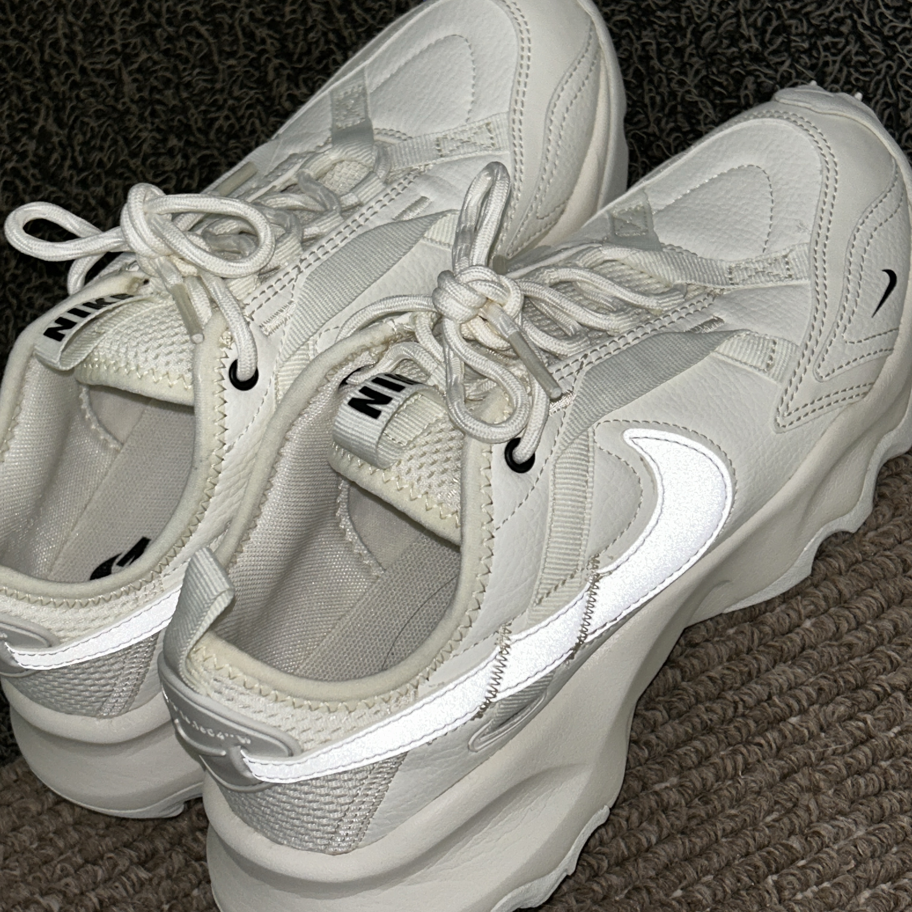 (W) Nike TC 7900 Summit White 착용 스타일
