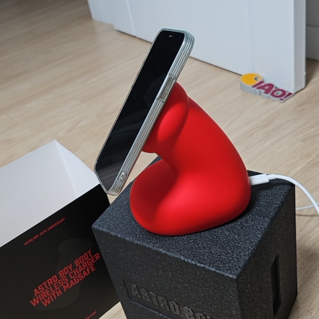 Astroboy Edition Astroboy Redshoe Magsafe Charger 착용 스타일