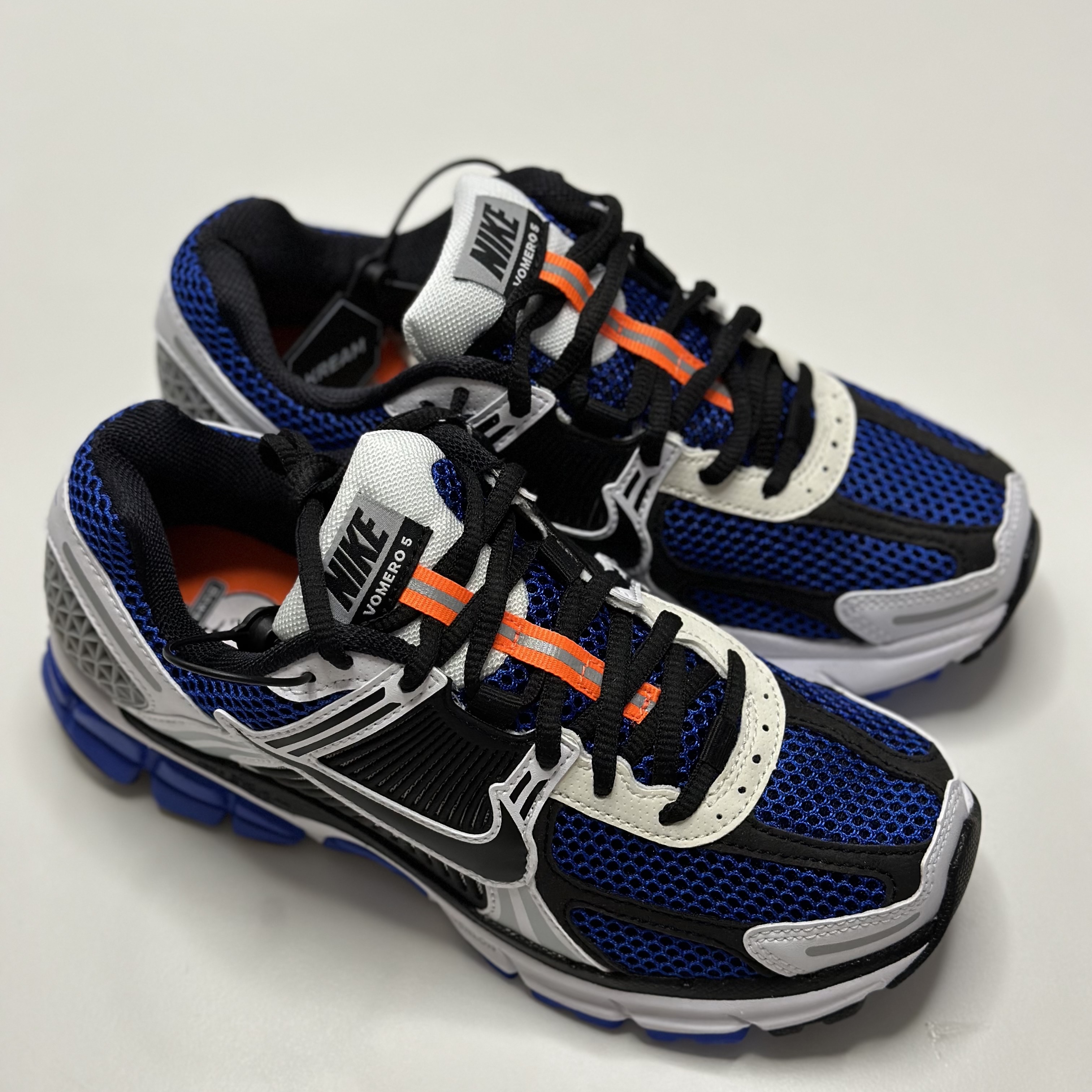 Nike Zoom Vomero 5 White Racer Blue Black 착용 스타일