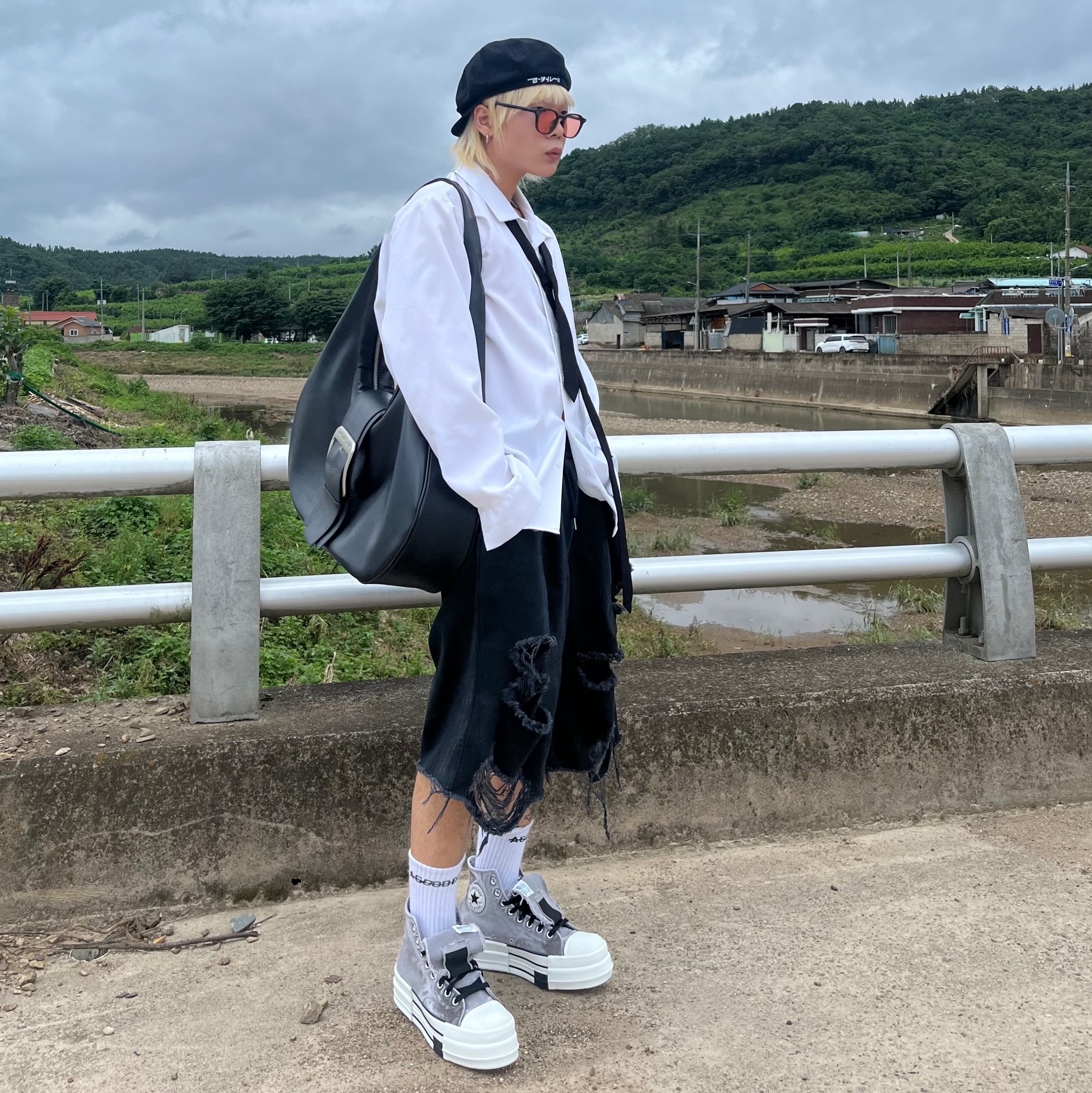 Project G/R Mega Buckle Hobo Bag Black, Converse x Drkshdw DBL Drkstar Overdye Chuck 70 Hi Concrete 착용 스타일 - 1