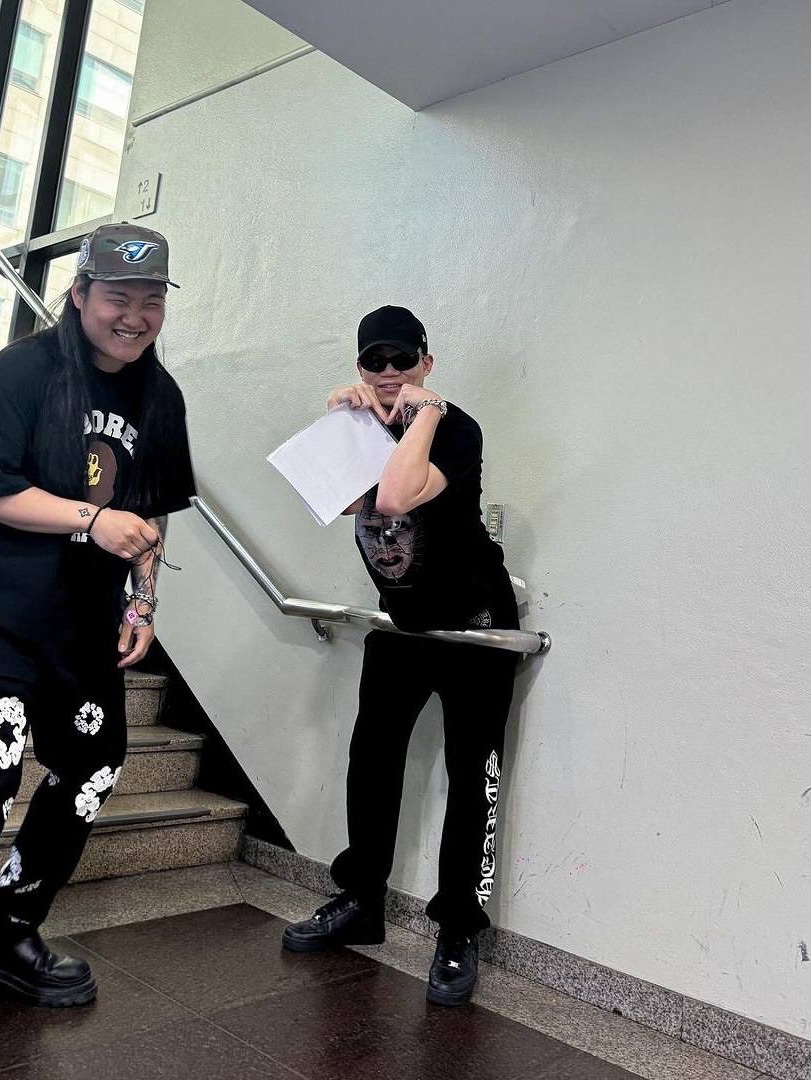 Chrome Hearts Horseshoe Logo Sweatshirt Black, Hansroom Chrome Hearts Tiny CH cross Charm 착용 스타일 - 4