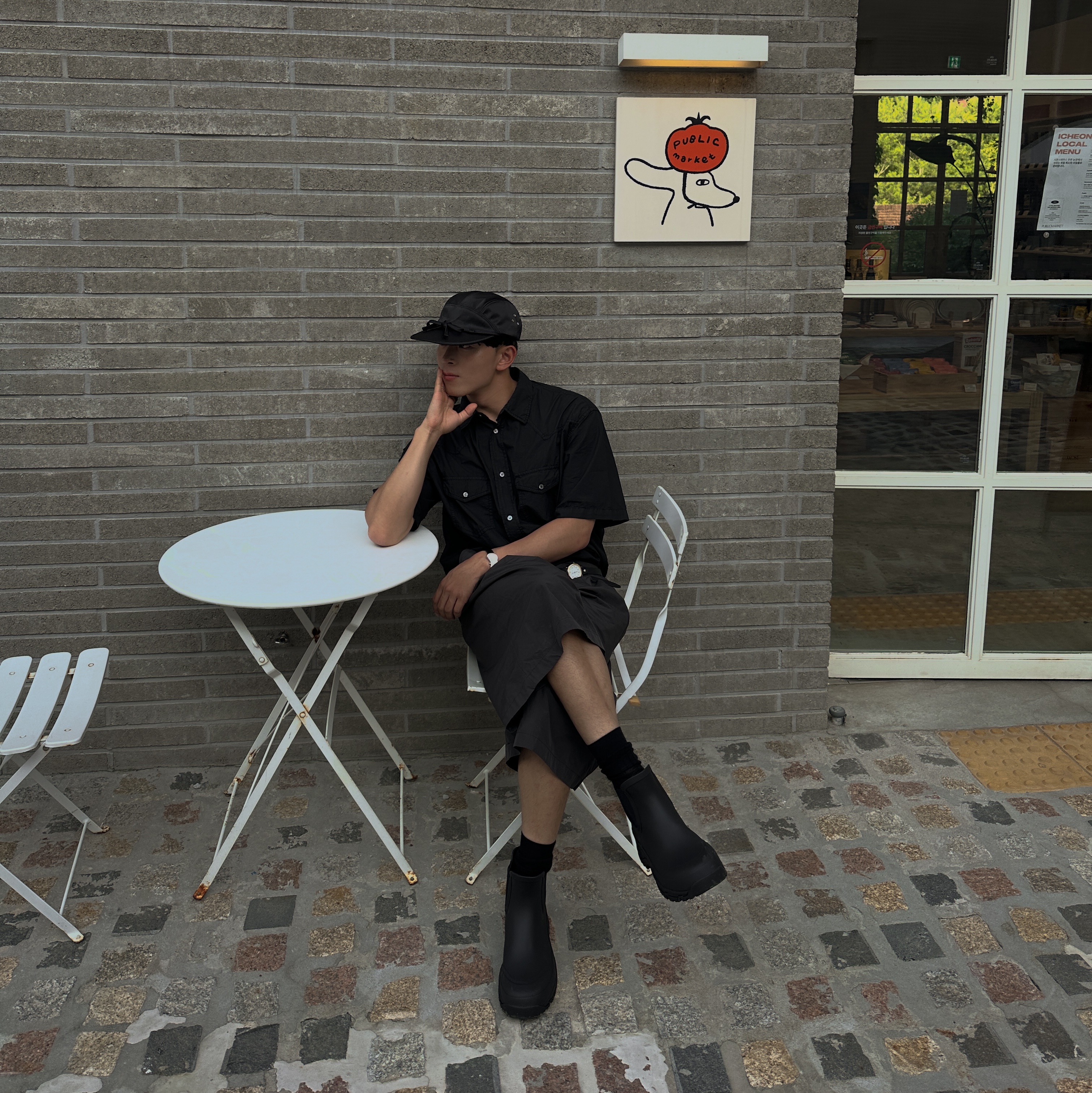 Amomento Two Tuck Wide Shorts Charcoal, TOWTOW.ARCHIVE Timeless Twist Wristlet Black 착용 스타일 - 3