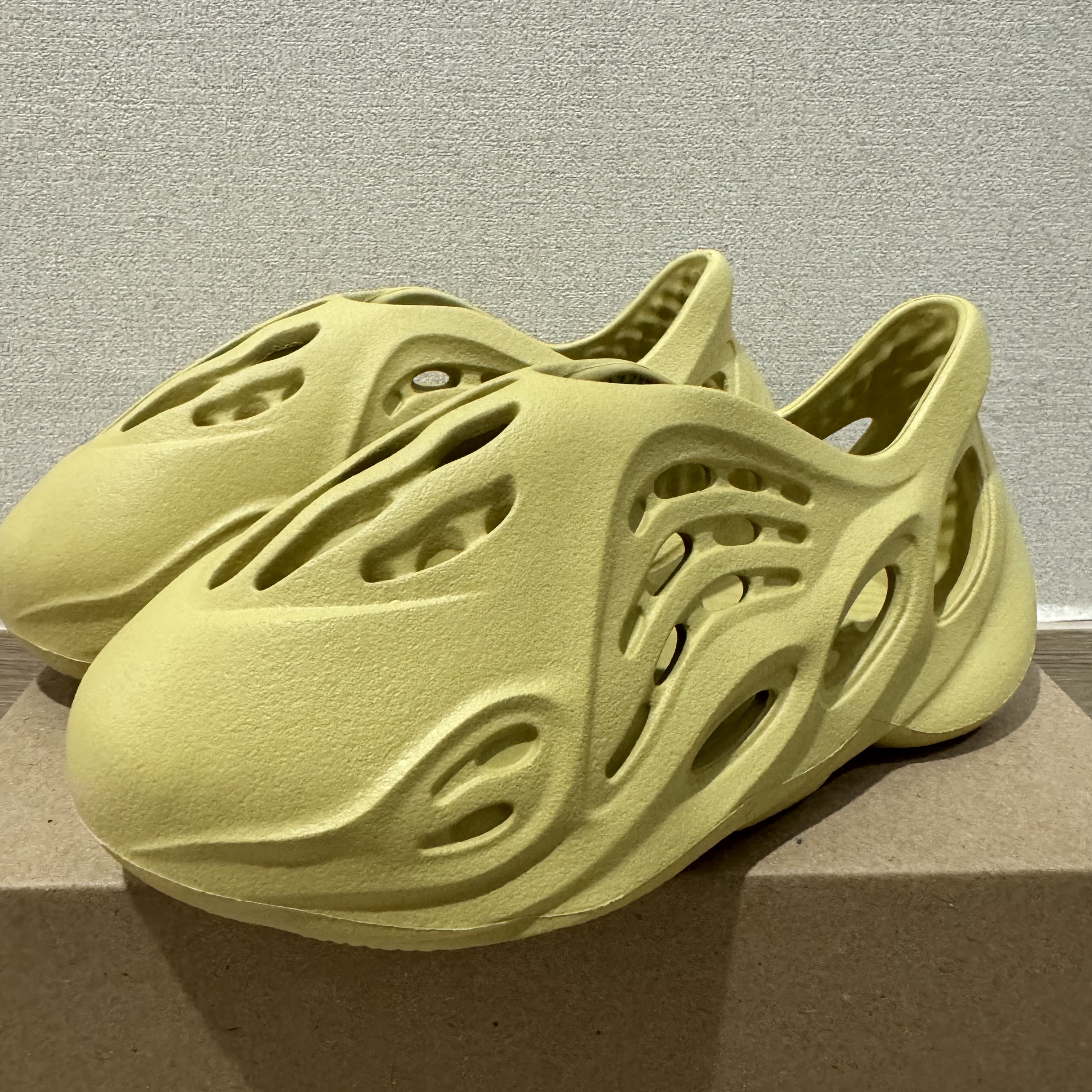 (Kids) Adidas Yeezy Foam RNNR Sulfur 착용 스타일 - 1