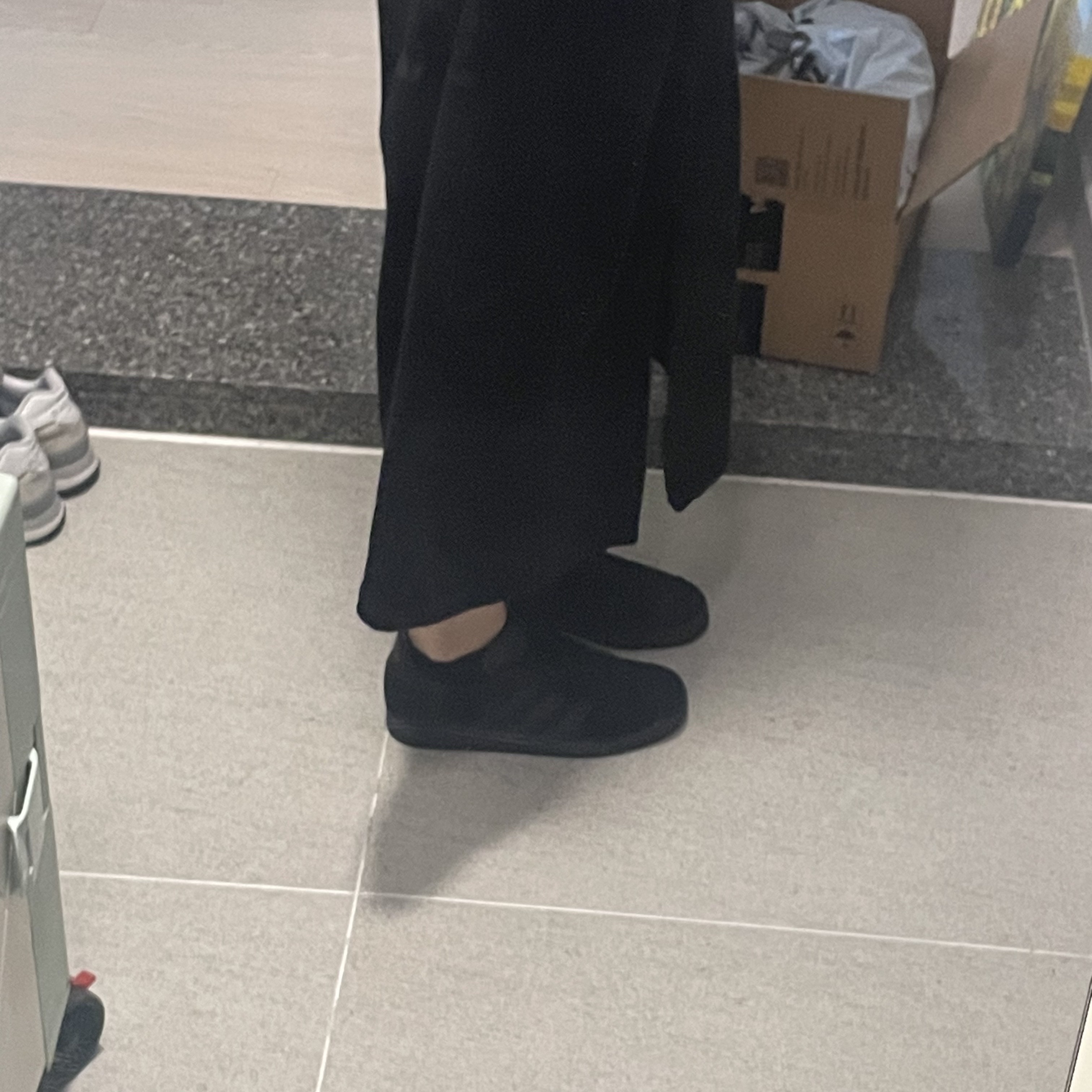 Adidas Gazelle Triple Black 착용 스타일 - 1