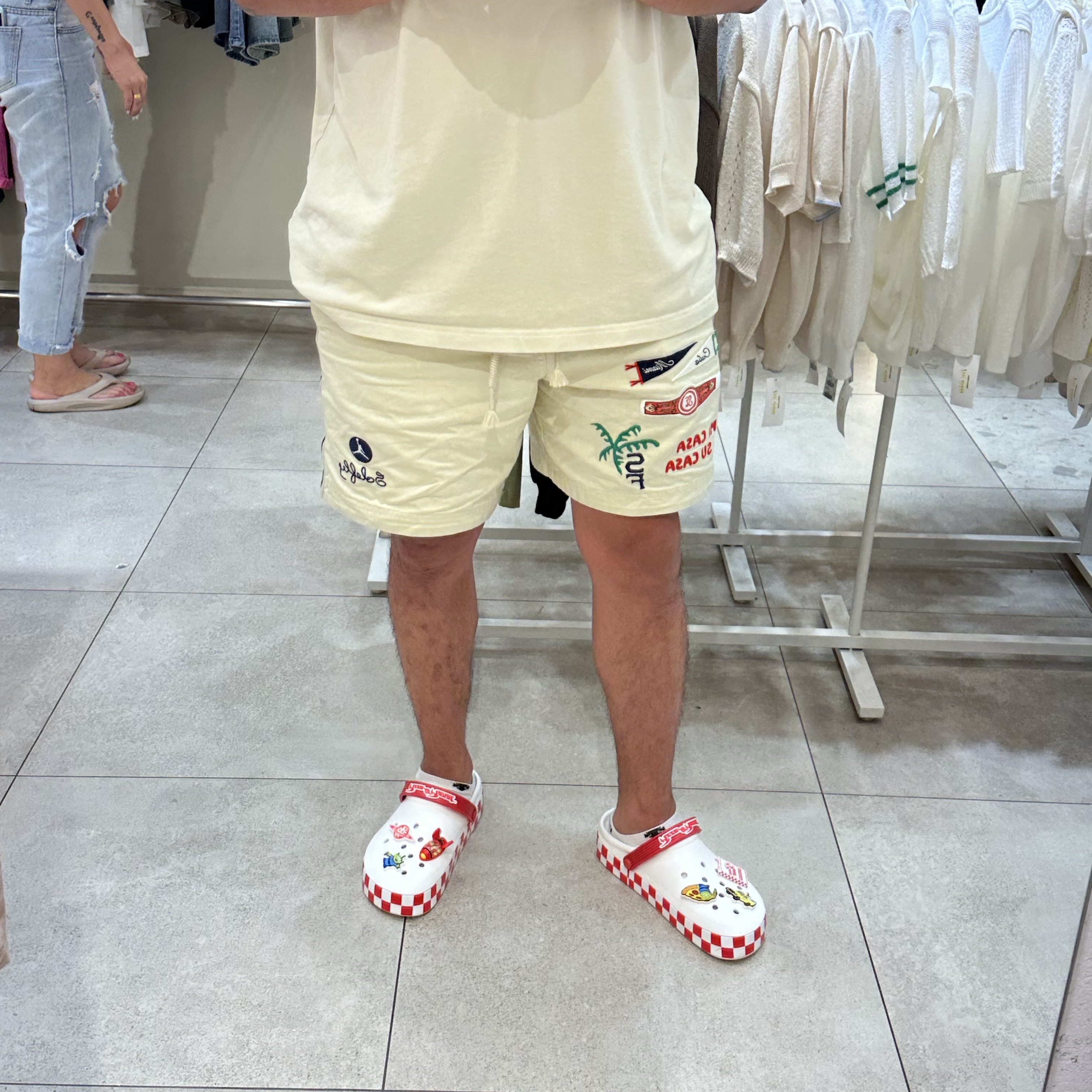 Crocs x Toy Story Pizza Planet Off Court Clog White, Jordan x SoleFly Mi Casa es Su Casa Souvenir Shorts Fossil (FQ3806-203) 착용 스타일 - 5