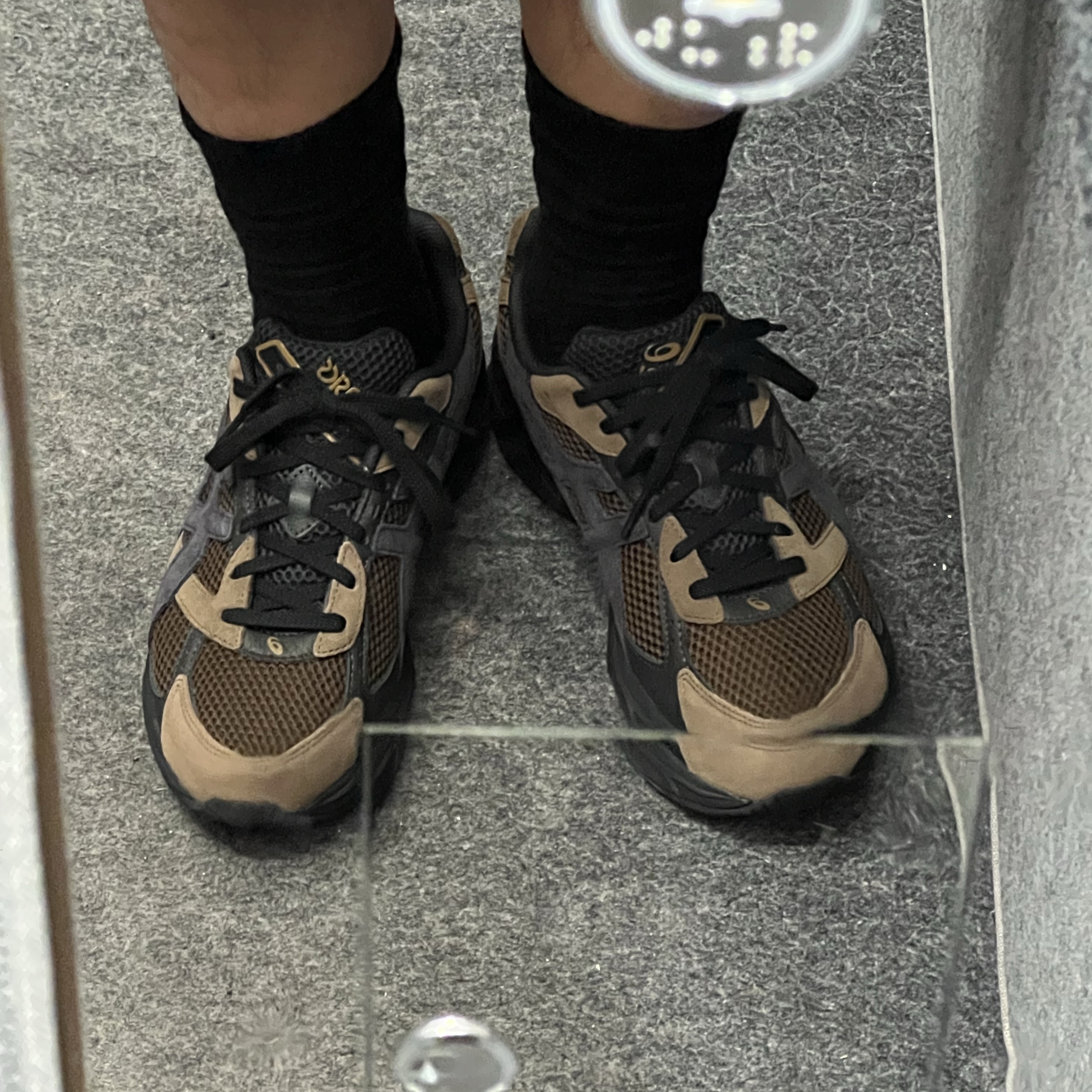 Asics Gel-1130 SMU Dark Brown Midnight 착용 스타일 - 3