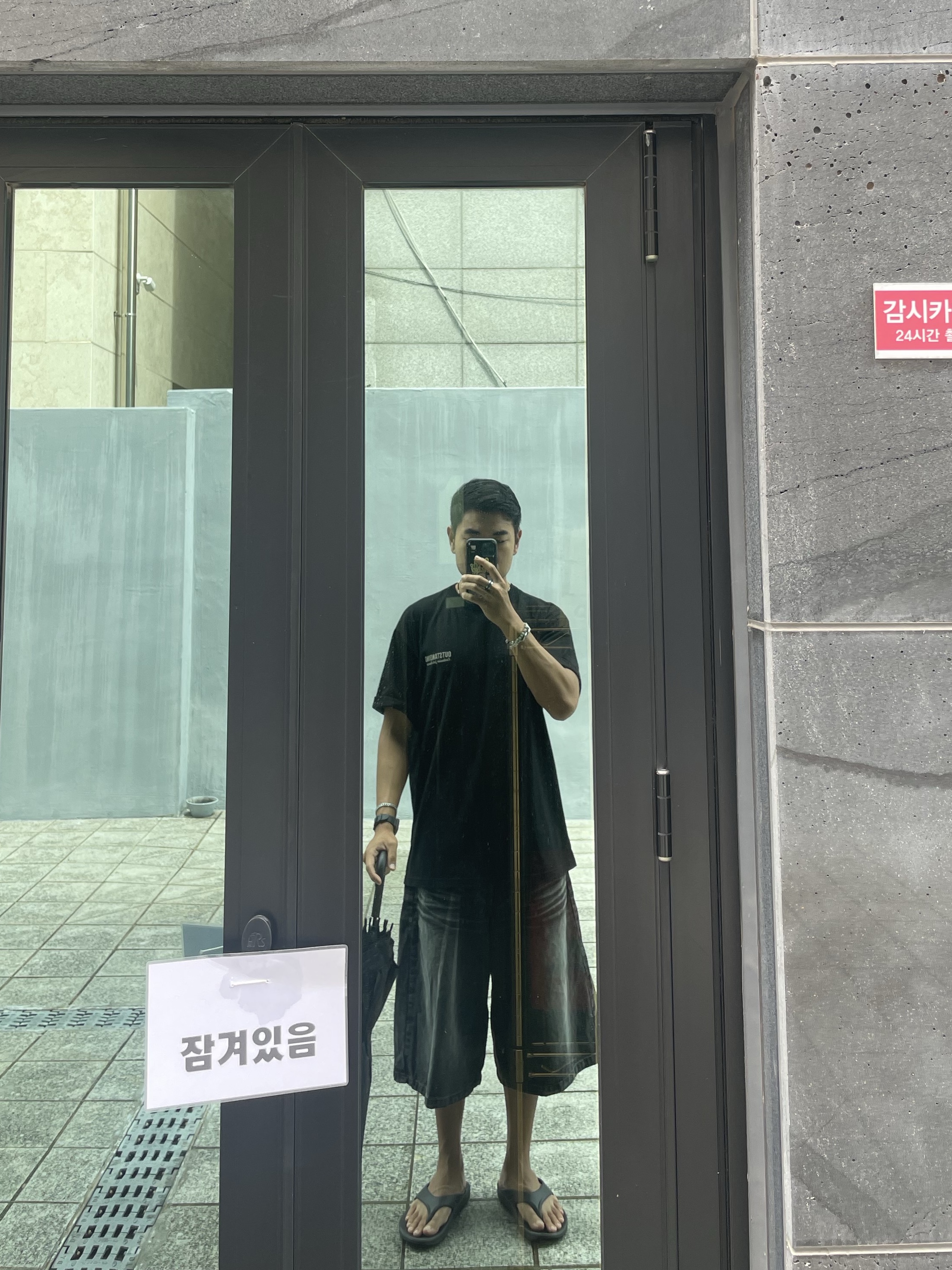 Oofos OOriginal Black 착용 스타일