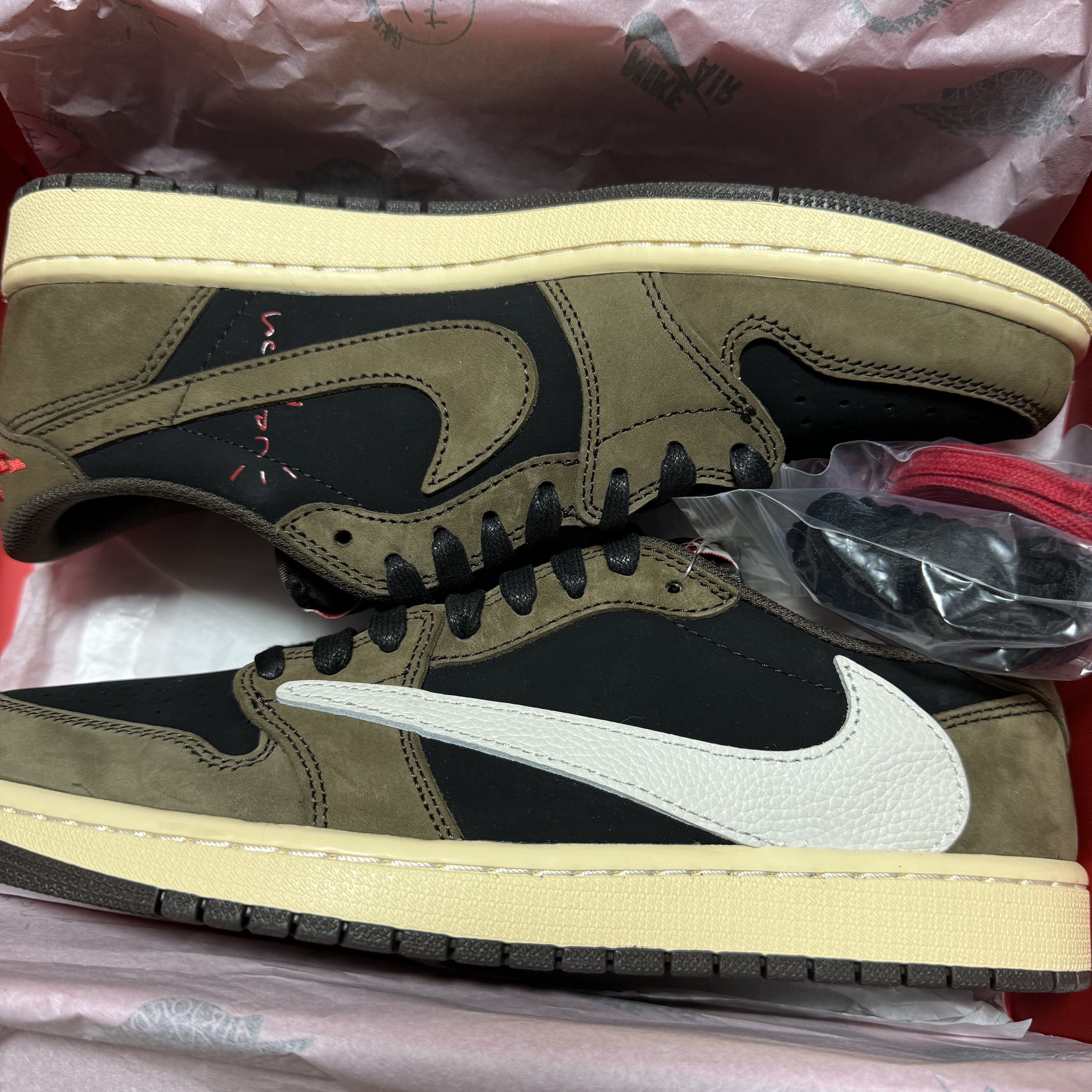 Jordan 1 x Travis Scott Retro Low OG SP Mocha 착용 스타일
