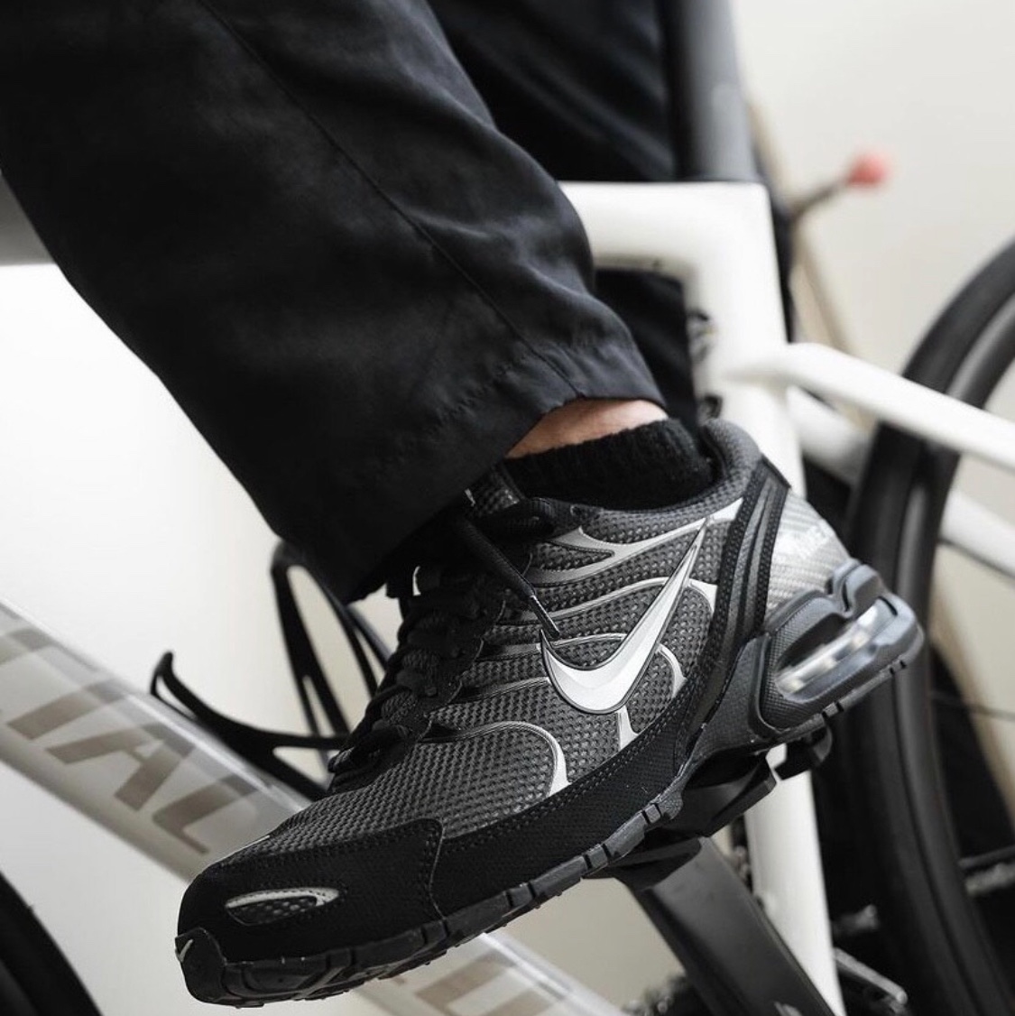 Nike Air Max Torch 4 Anthracite Metallic Silver 착용 스타일