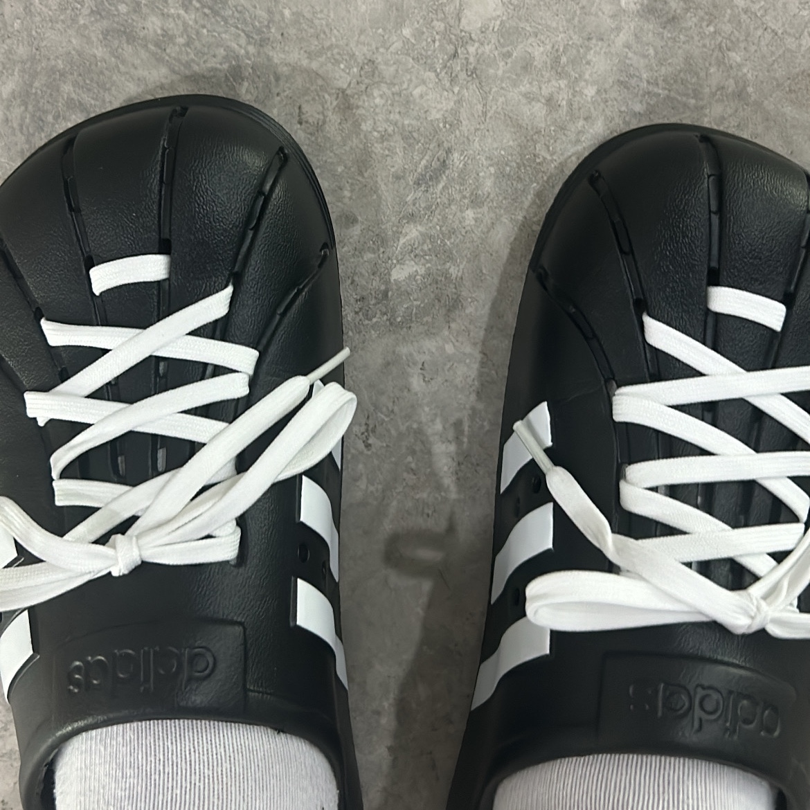 Adidas Adilette Clog Black White 착용 스타일