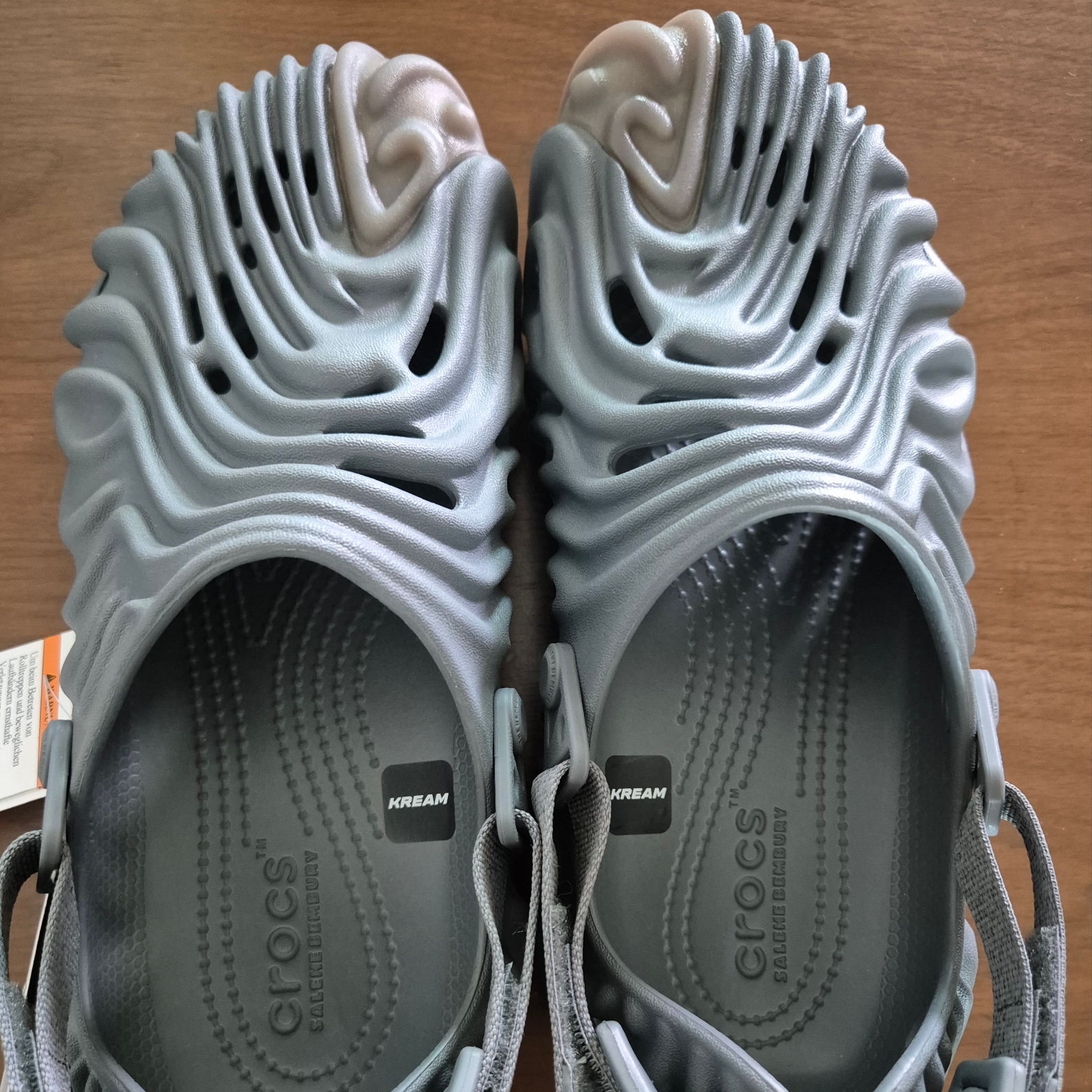 Crocs x Salehe Bembury Pollex Clog Niagara 착용 스타일