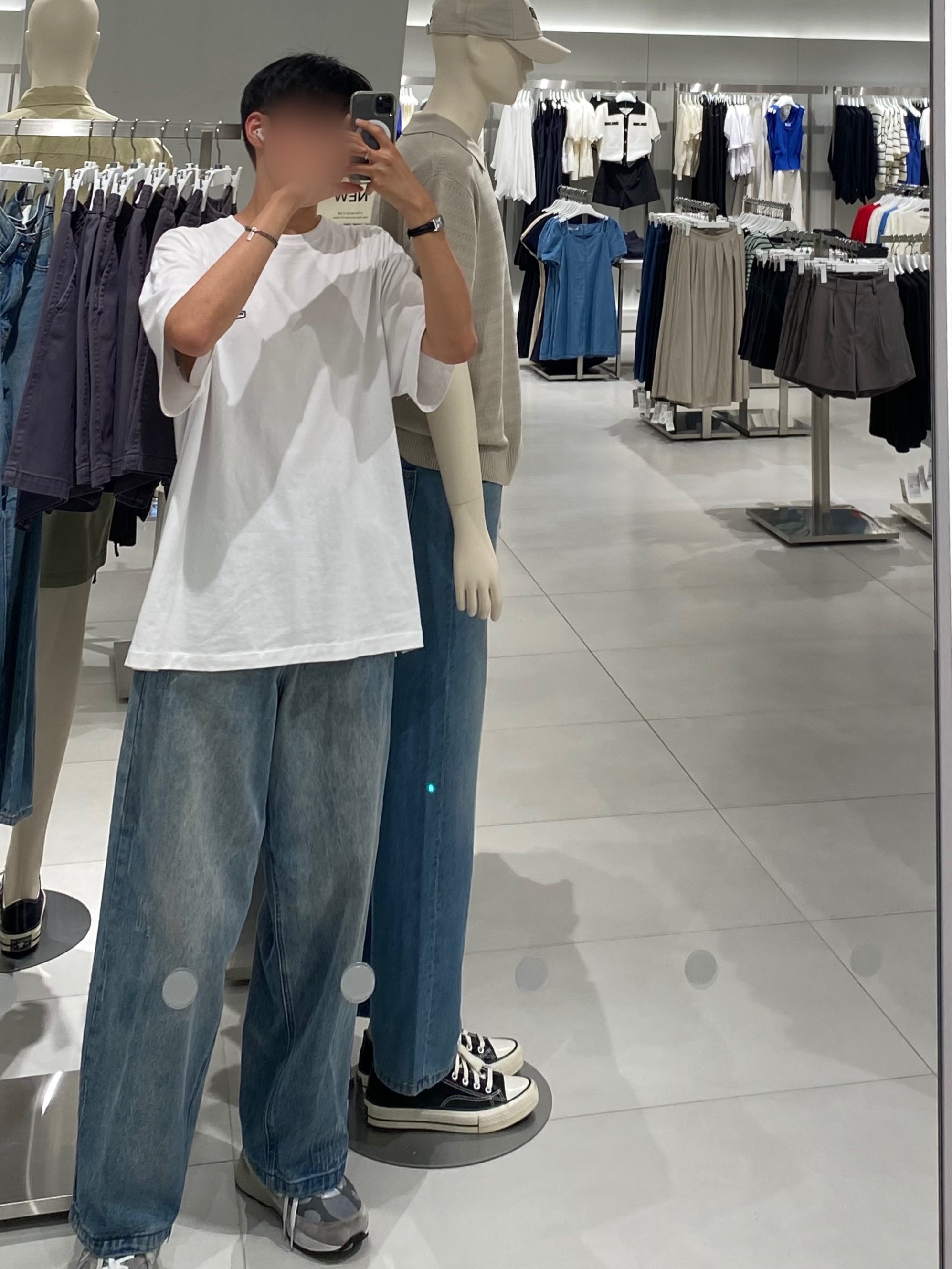 Wooyoungmi Black Back Logo T-Shirt White - 22SS, New Balance 992 Made in USA Grey - D Standard 착용 스타일 - 1