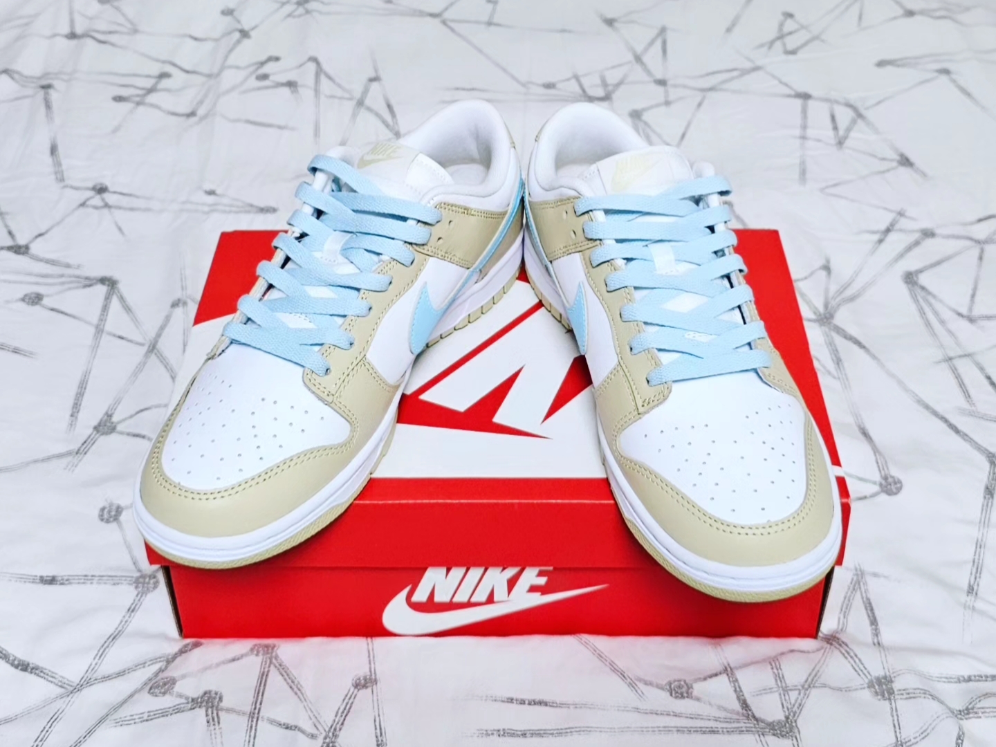 Nike Dunk Low Team Gold and White 착용 스타일 - 3