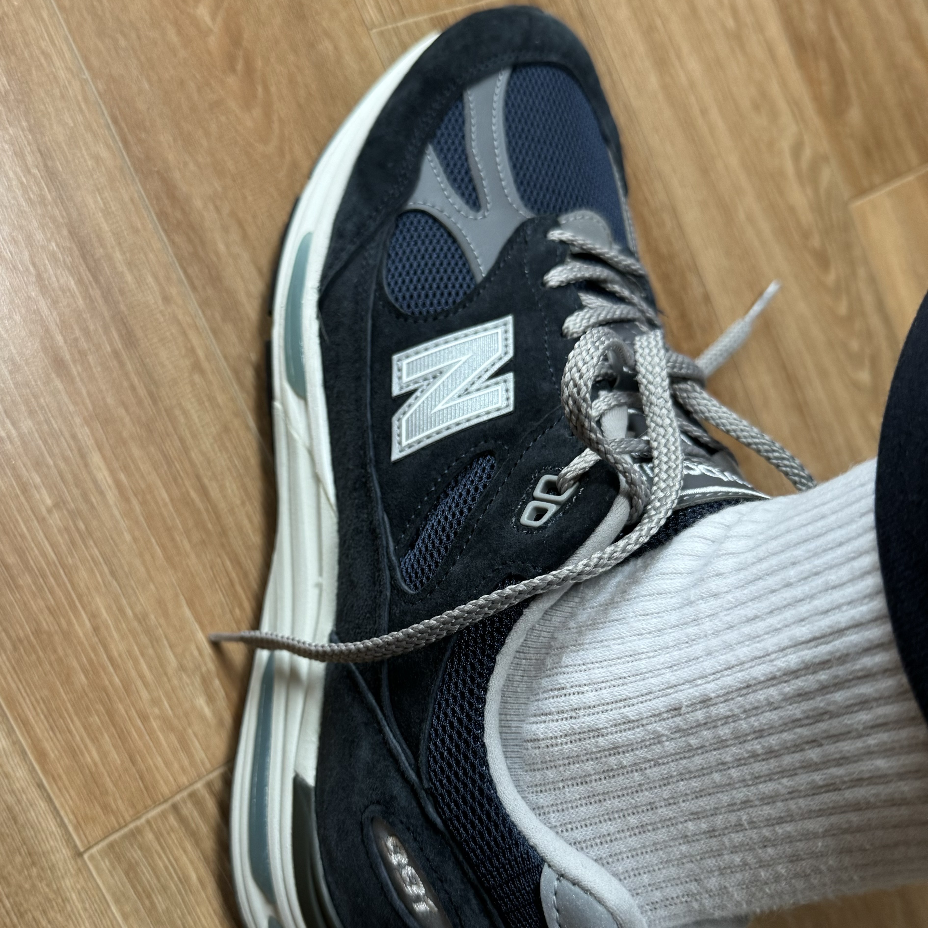 New Balance 991v2 Made in UK Dark Navy Smoked Pearl 착용 스타일 - 1