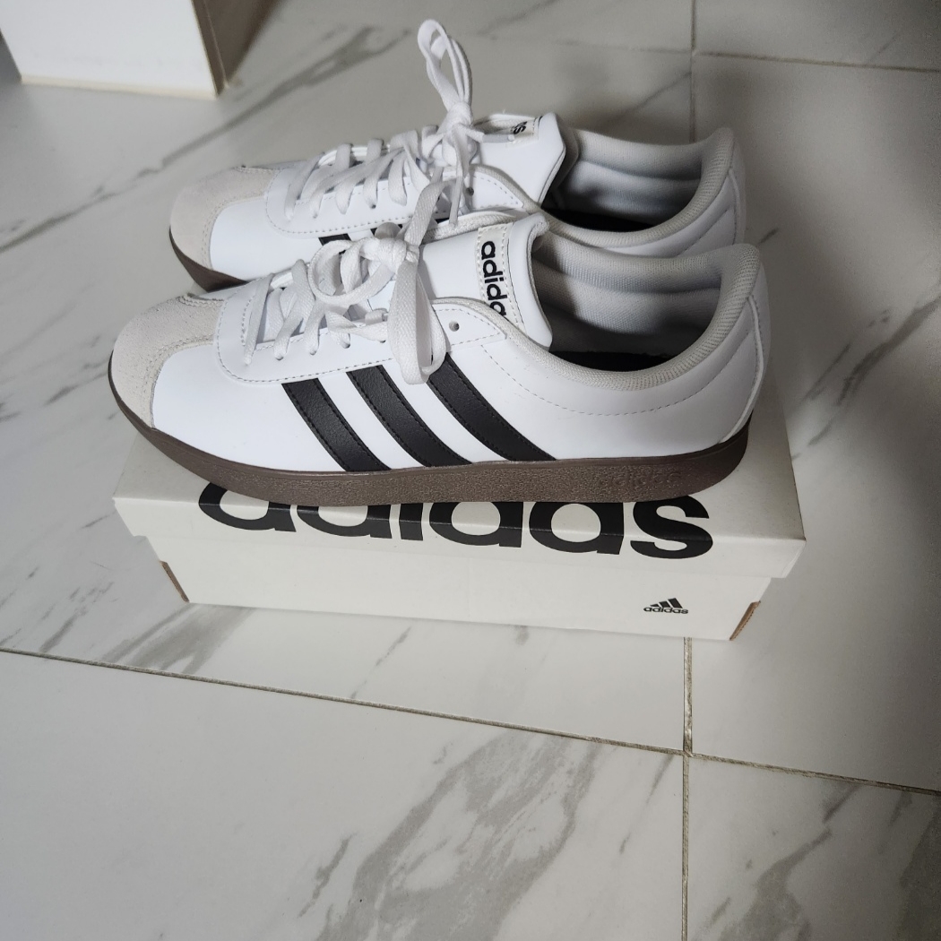 Adidas VL Court Base Cloud White Core Black 착용 스타일