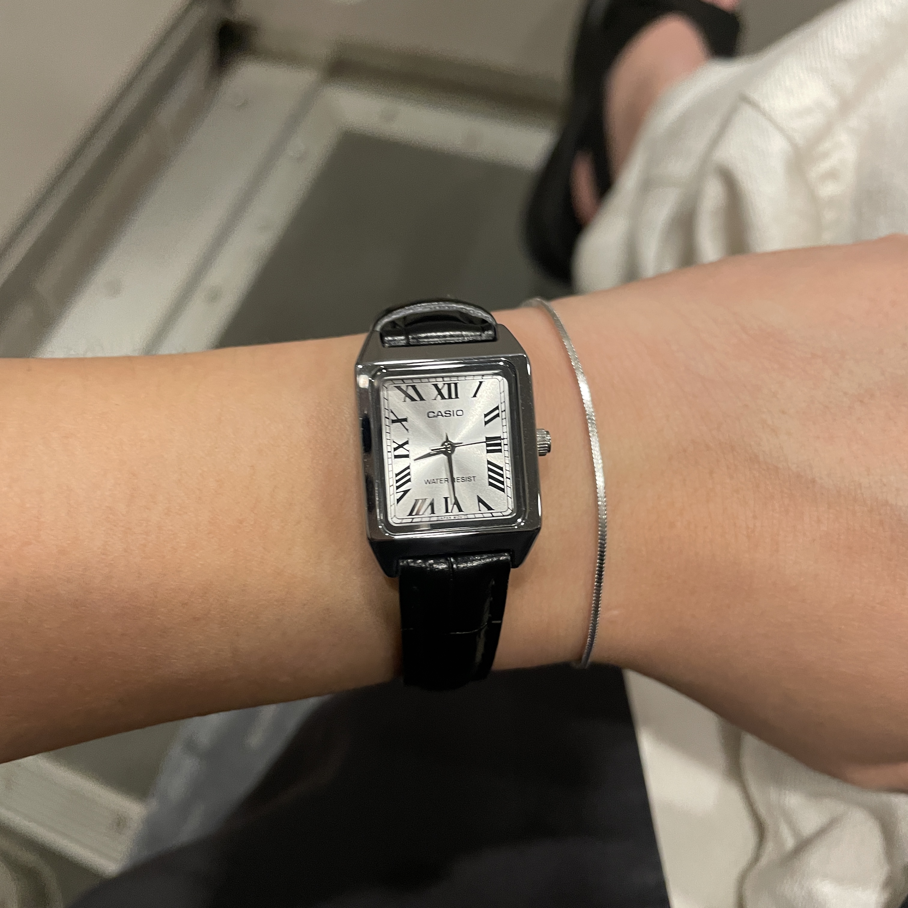 Casio LTP-V007L-7B1 착용 스타일