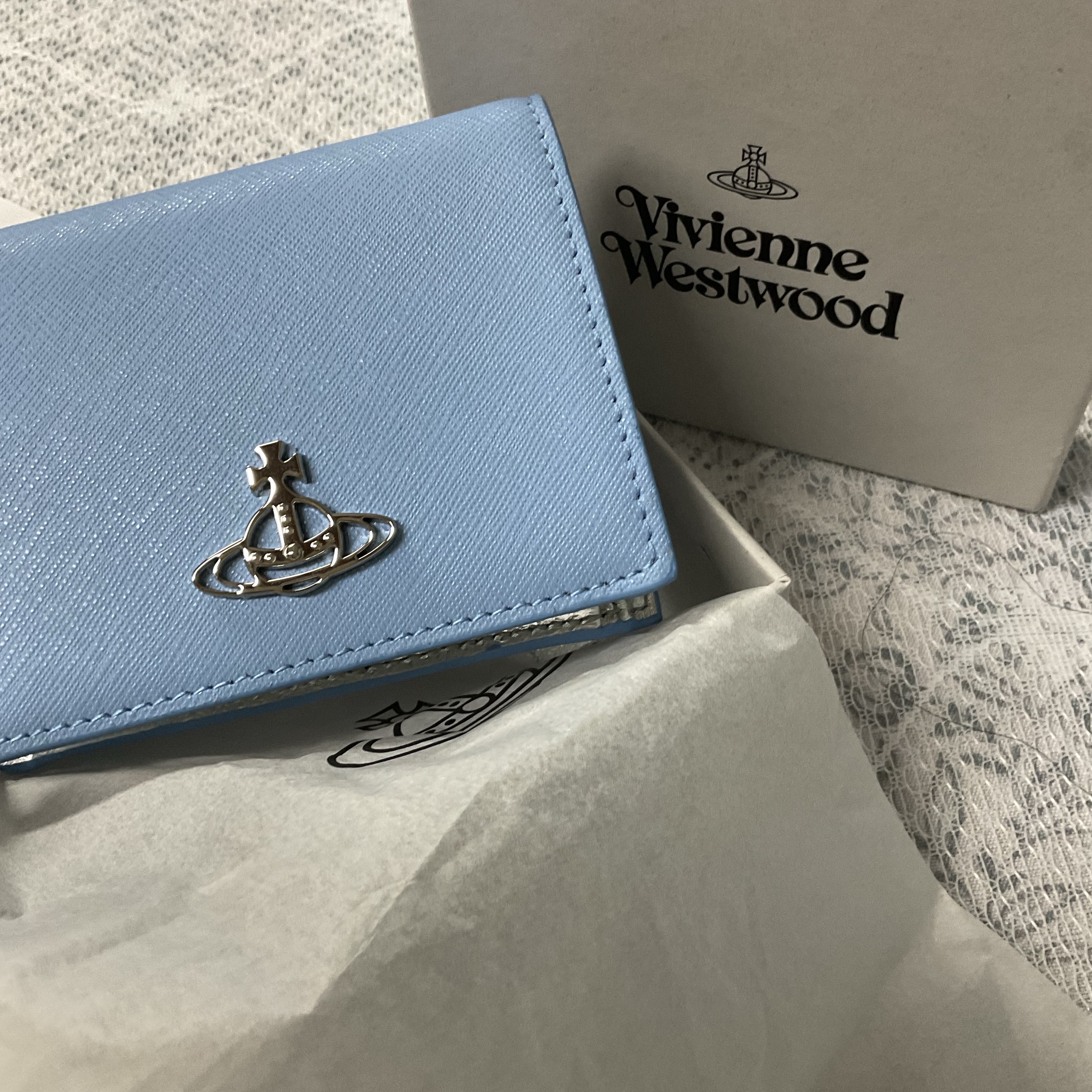 Vivienne Westwood Saffiano Leather Bi-Fold Wallet Pale Blue 착용 스타일