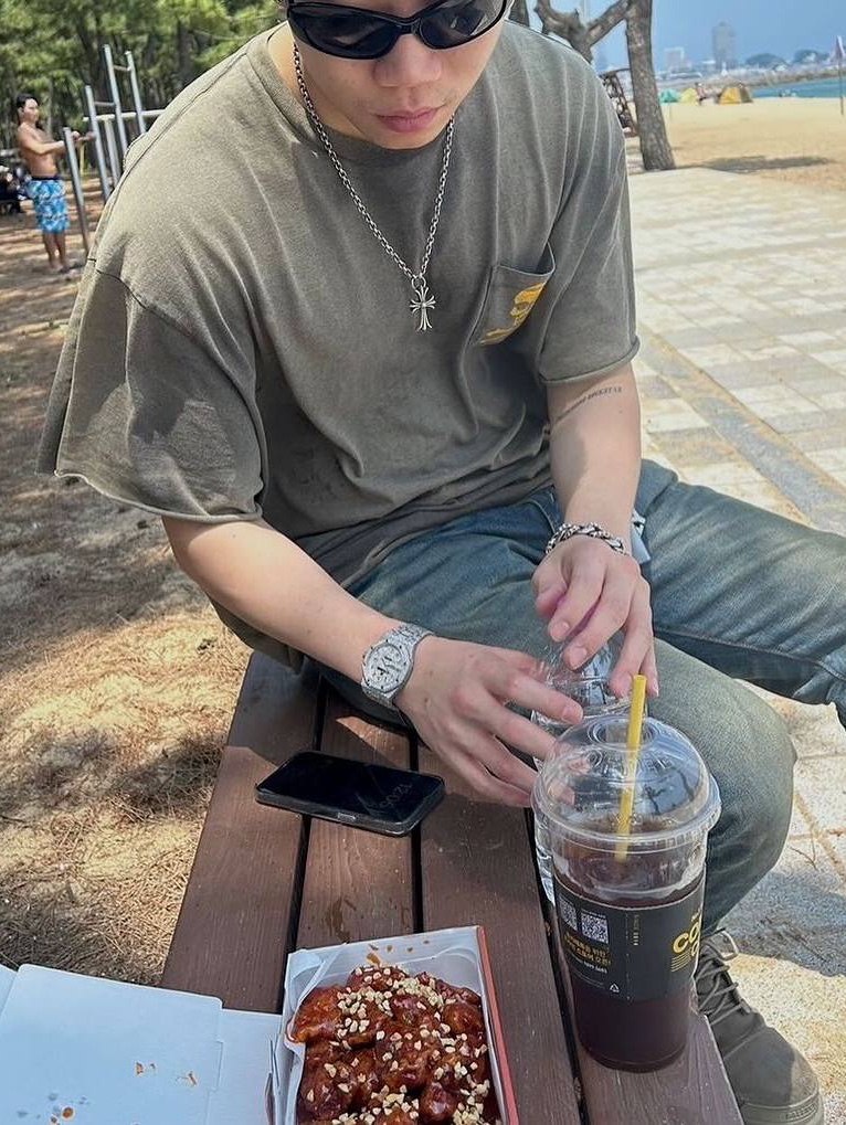 Chrome Hearts Horseshoe Logo Sweatshirt Black, Hansroom Chrome Hearts Tiny CH cross Charm 착용 스타일 - 3