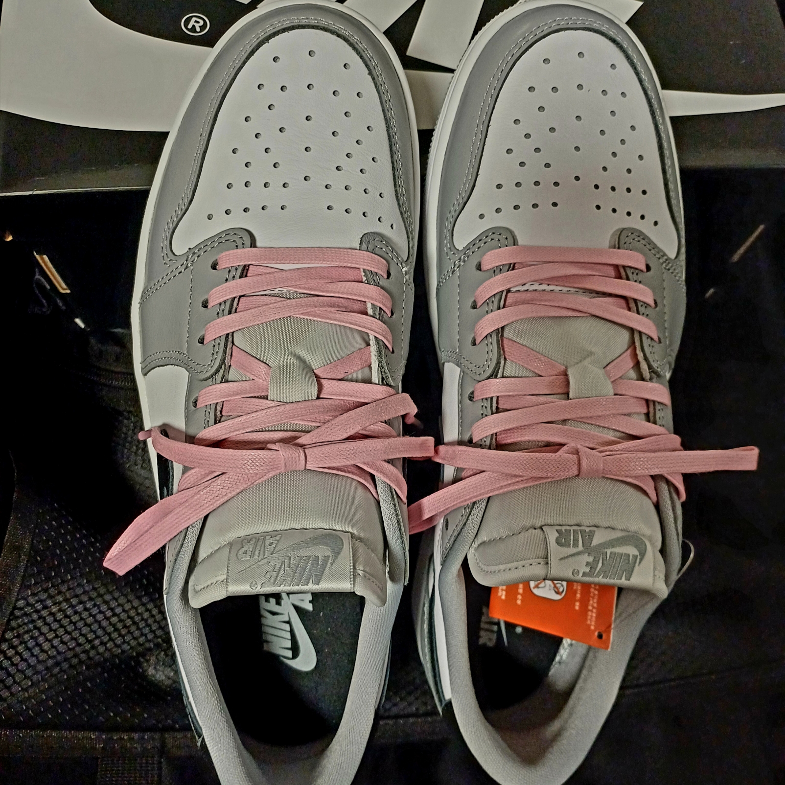 Jordan 1 Retro Low OG Wolf Grey and White 착용 스타일 - 4