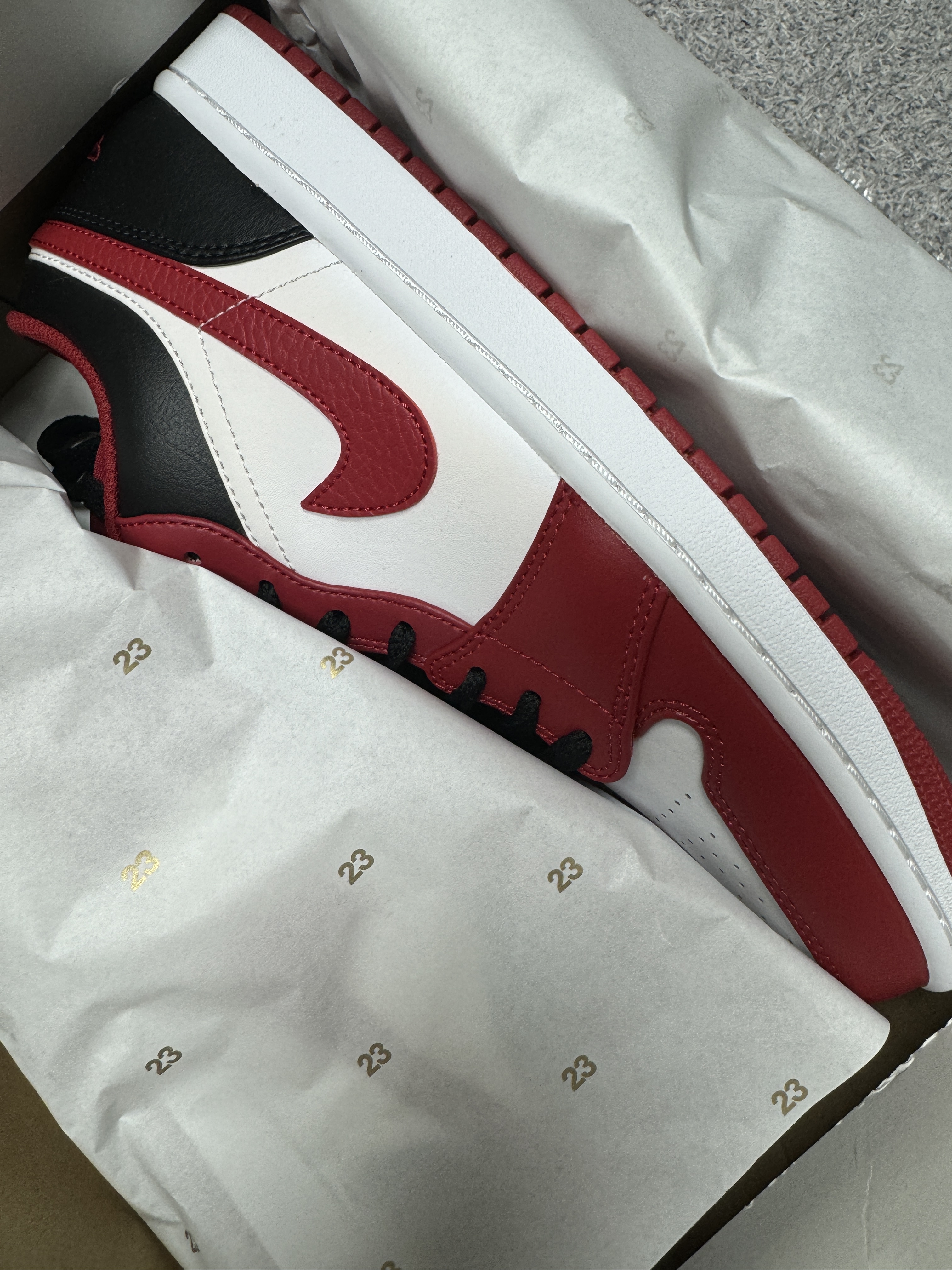 Jordan 1 Low White Gym Red Black 착용 스타일