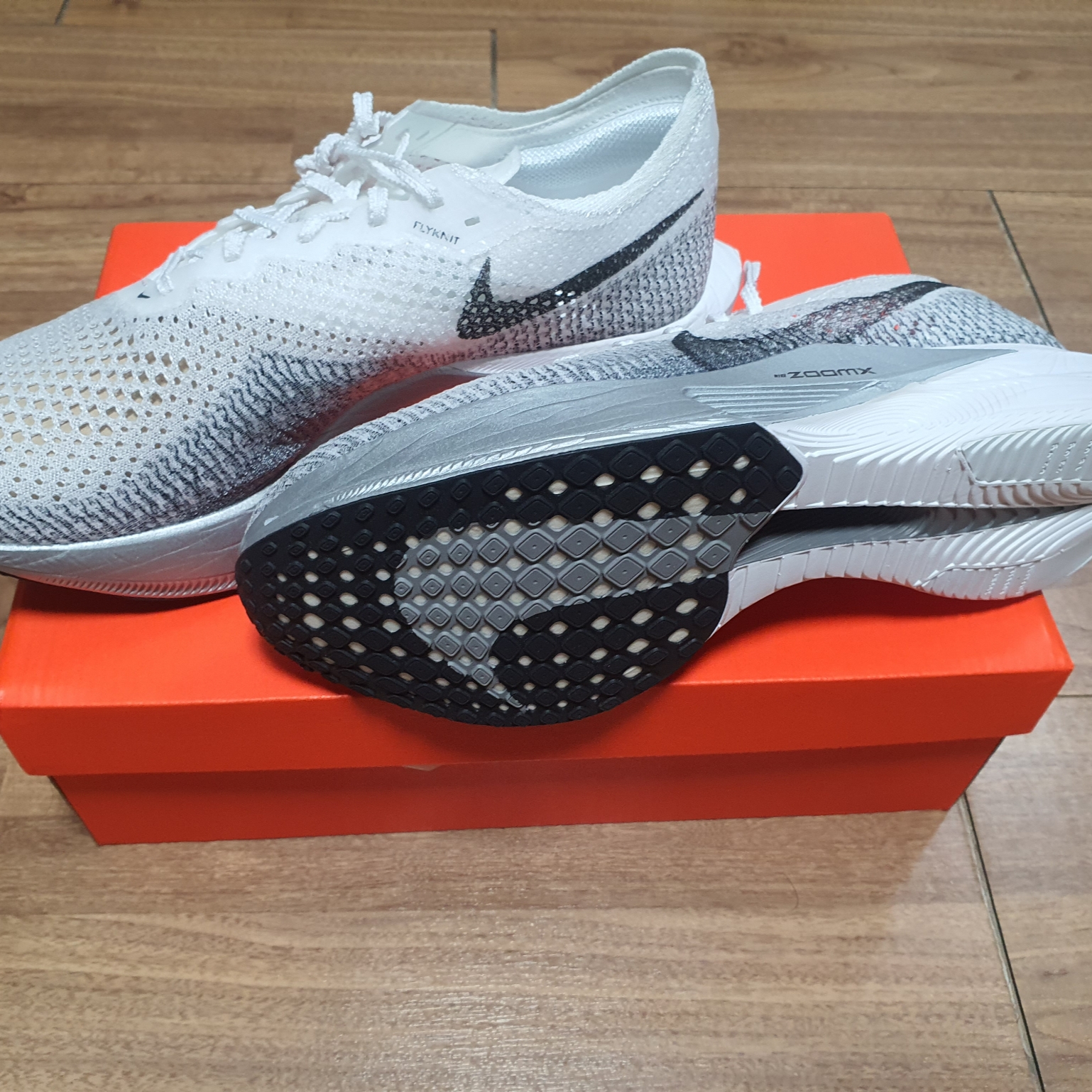 Nike ZoomX Vaporfly Next% 3 White Grey 착용 스타일 - 2