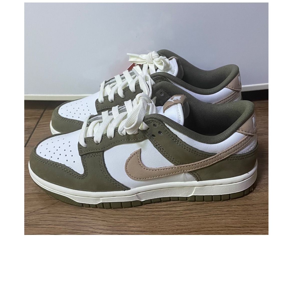 Nike Dunk Low Retro Premium Medium Olive and Summit White 착용 스타일 - 1
