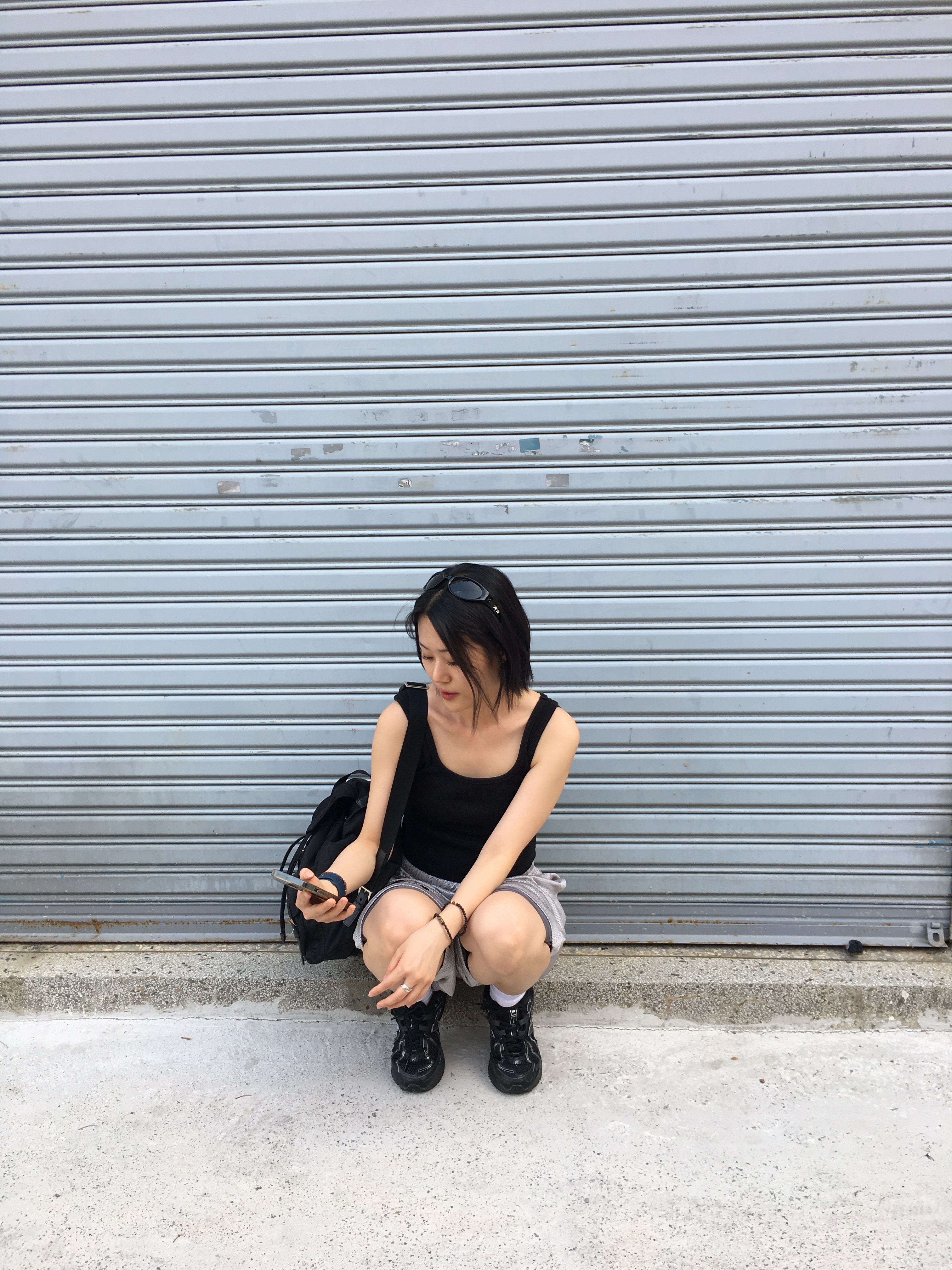 Open Yy x Hello Kitty Mesh Shorts Gray, New Balance 1906R Black Silver Metallic 착용 스타일 - 3