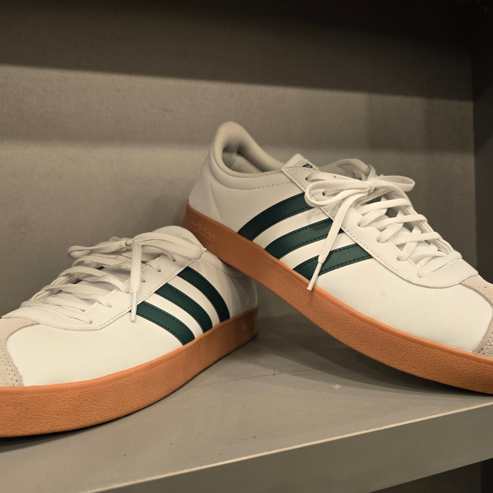 Adidas VL Court Base Cloud White Collegiate Green 착용 스타일