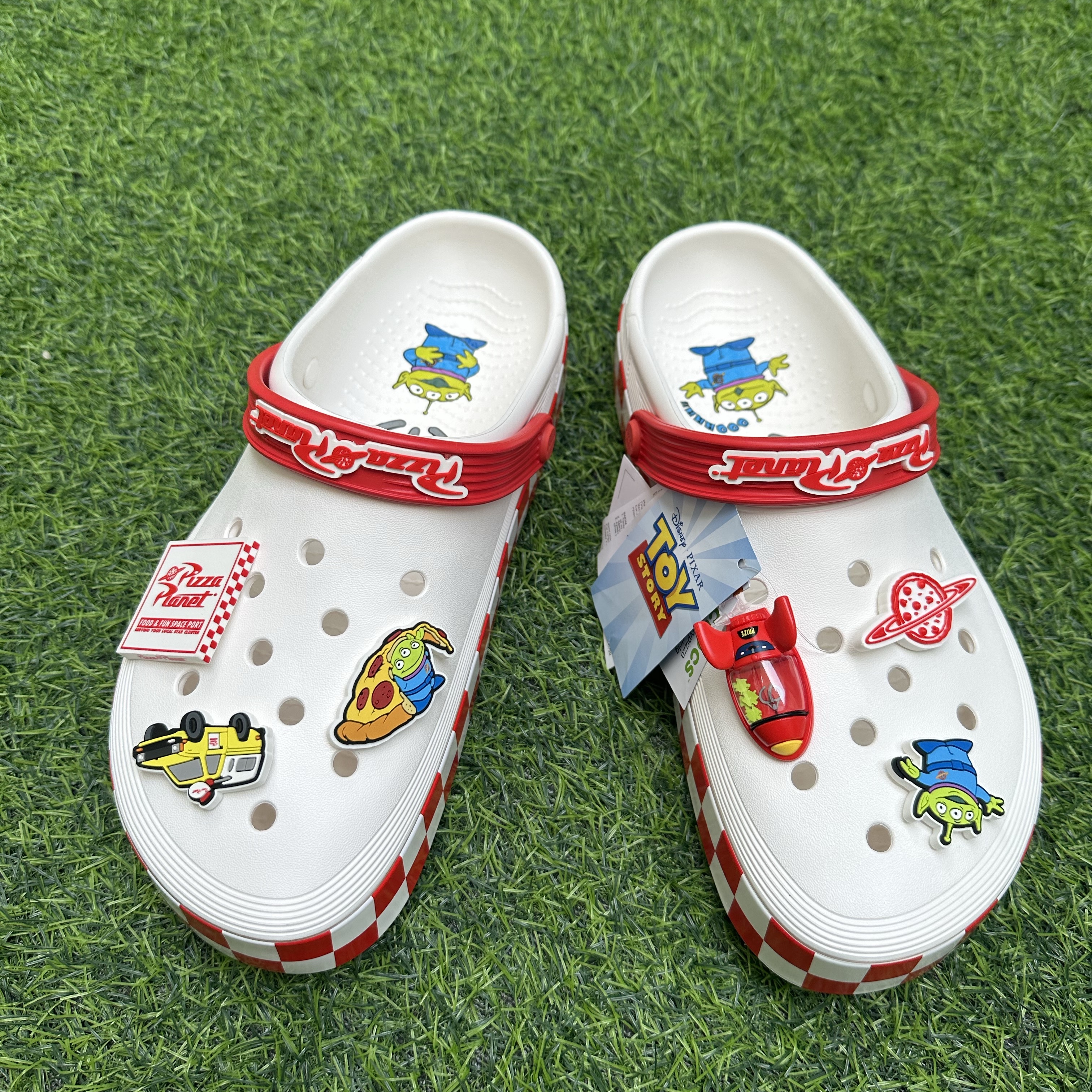 Crocs x Toy Story Pizza Planet Off Court Clog White, Jordan x SoleFly Mi Casa es Su Casa Souvenir Shorts Fossil (FQ3806-203) 착용 스타일 - 6